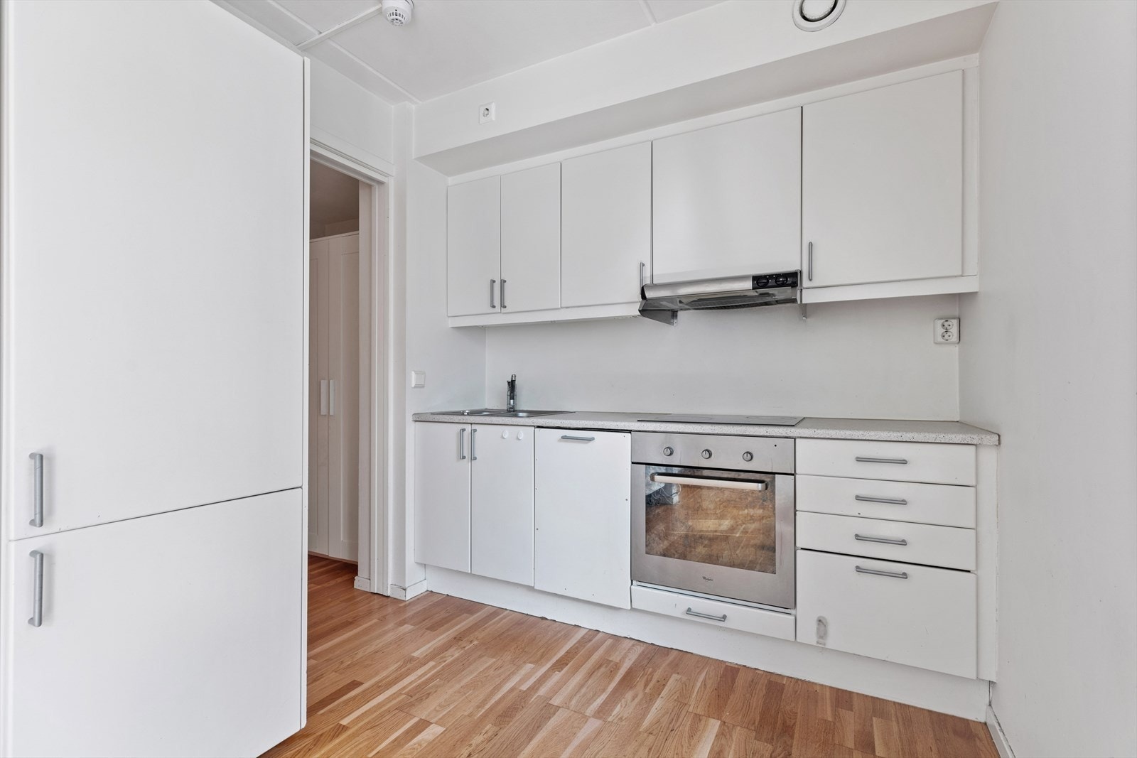 Den åpne løsningen mellom stue og kjøkken gir gode rammer for det sosiale og hverdagslige. Videre er det integrerte komfyr, oppvaskmaskin og platetopp. Galleribilde