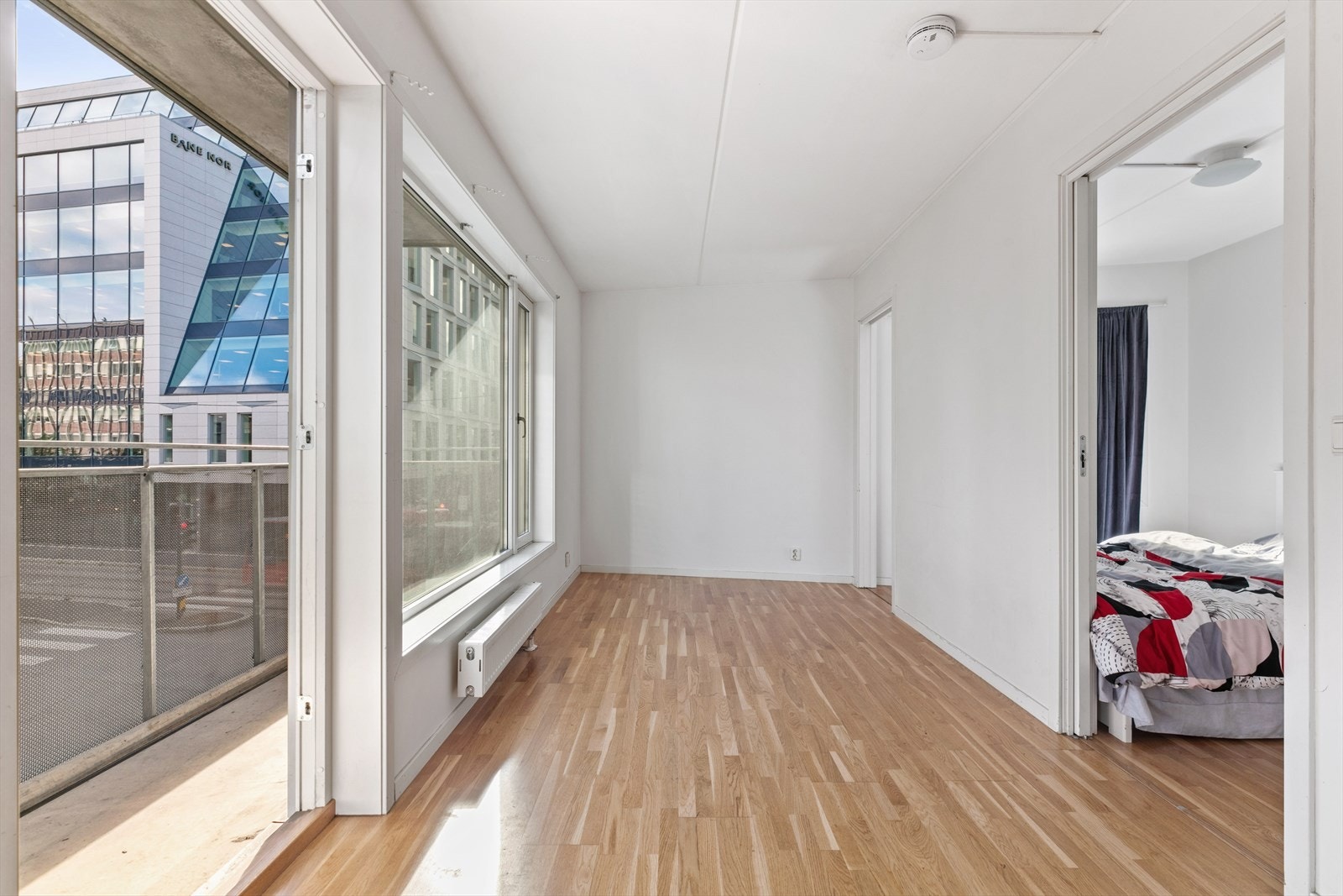 Stuen har store vindusflater som slipper rikelig inn med sollys. Galleribilde