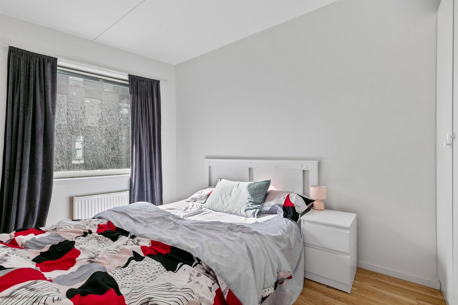 Leiligheten har et romslig soverom med god plass til dobbeltseng med tilhørende nattbord. Galleribilde