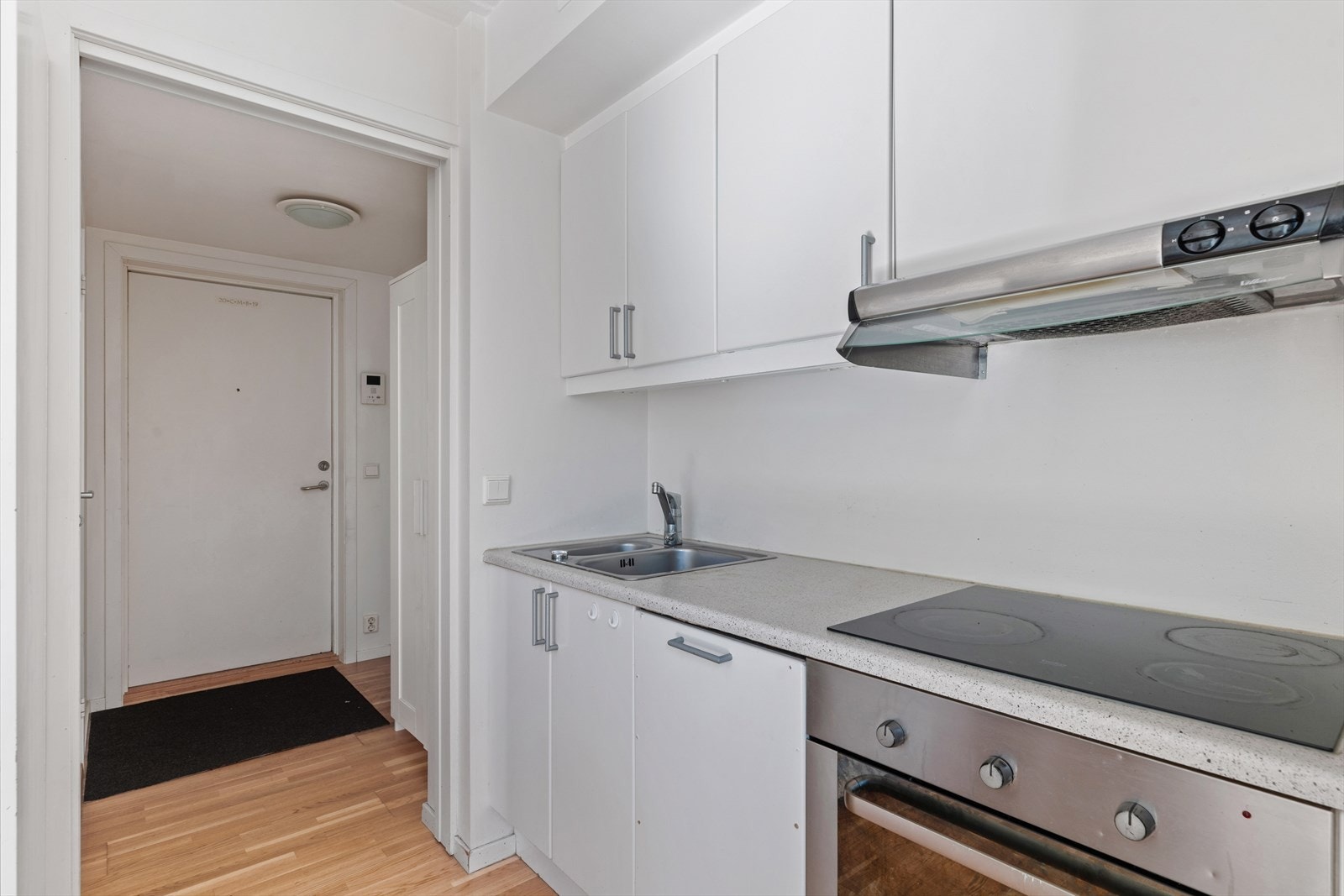 Kjøkken med slette fronter og benkeplate av laminat. Galleribilde