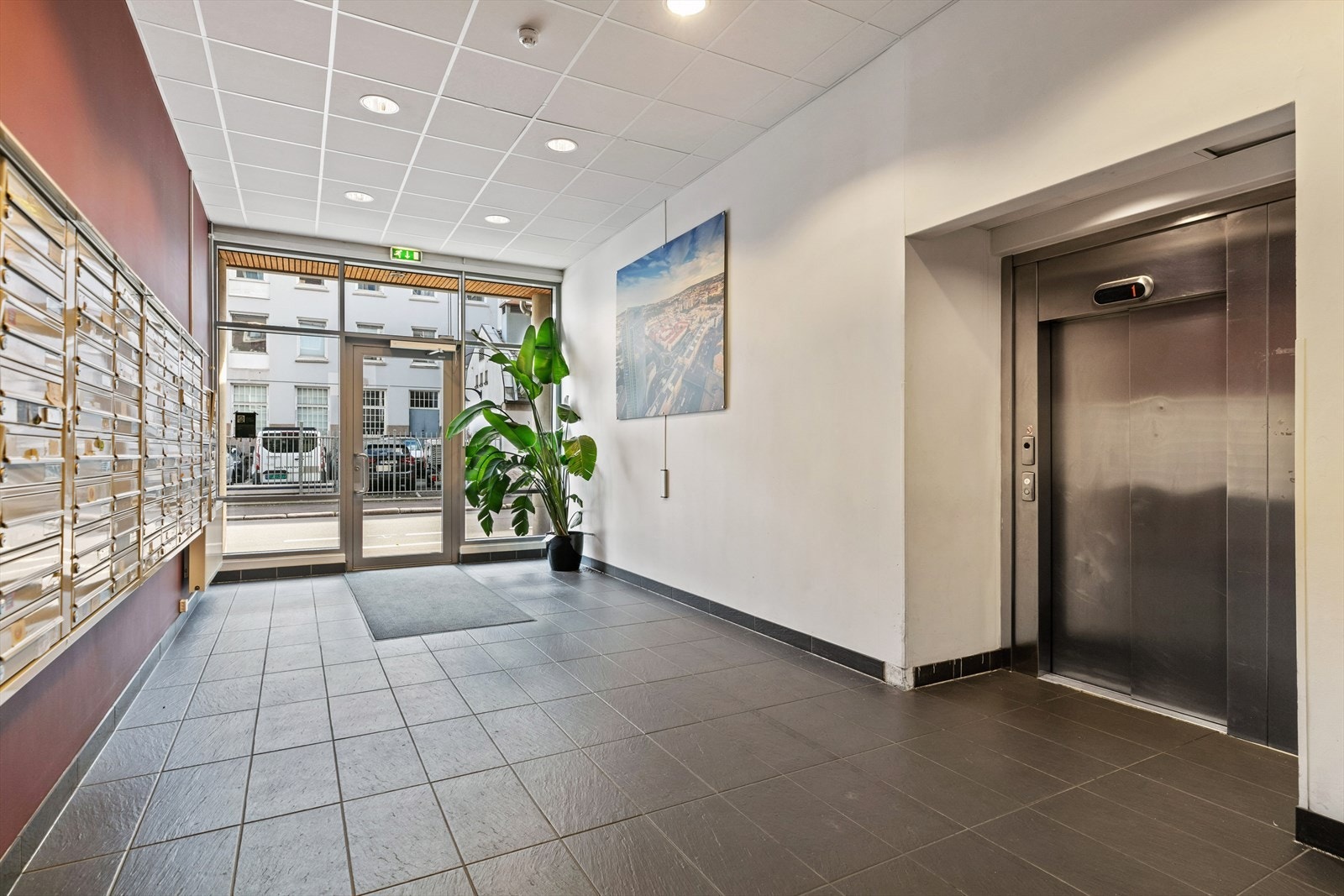 Bygget er fra 2008 med svært sentral beliggenhet med nærhet til alt man trenger i hverdagen. En ypperlig leilighet for deg som er førstegangskjøper eller for deg som ønsker å kjøpe en utleieleilighet midt i Oslo Sentrum. Galleribilde