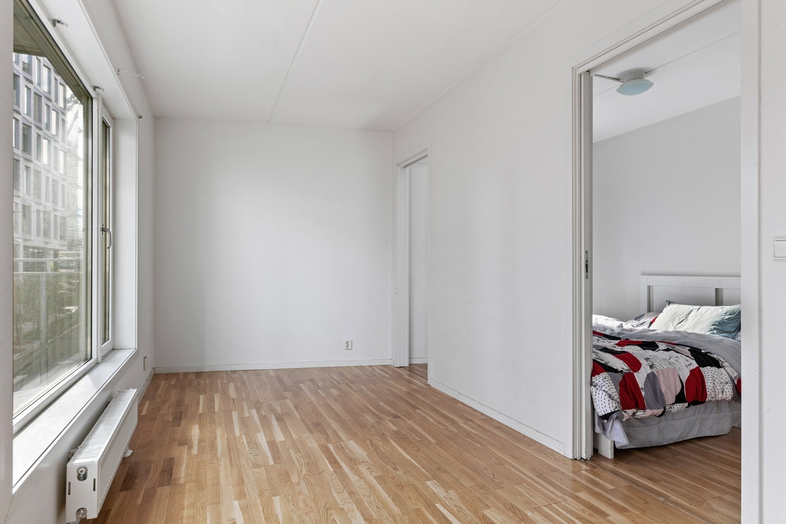 Rommet har god plass til både tv-møblement, spise- og sofagruppe. I stuen er det oppvarming via radiatorer som gir tilstrekkelig med varme. Galleribilde