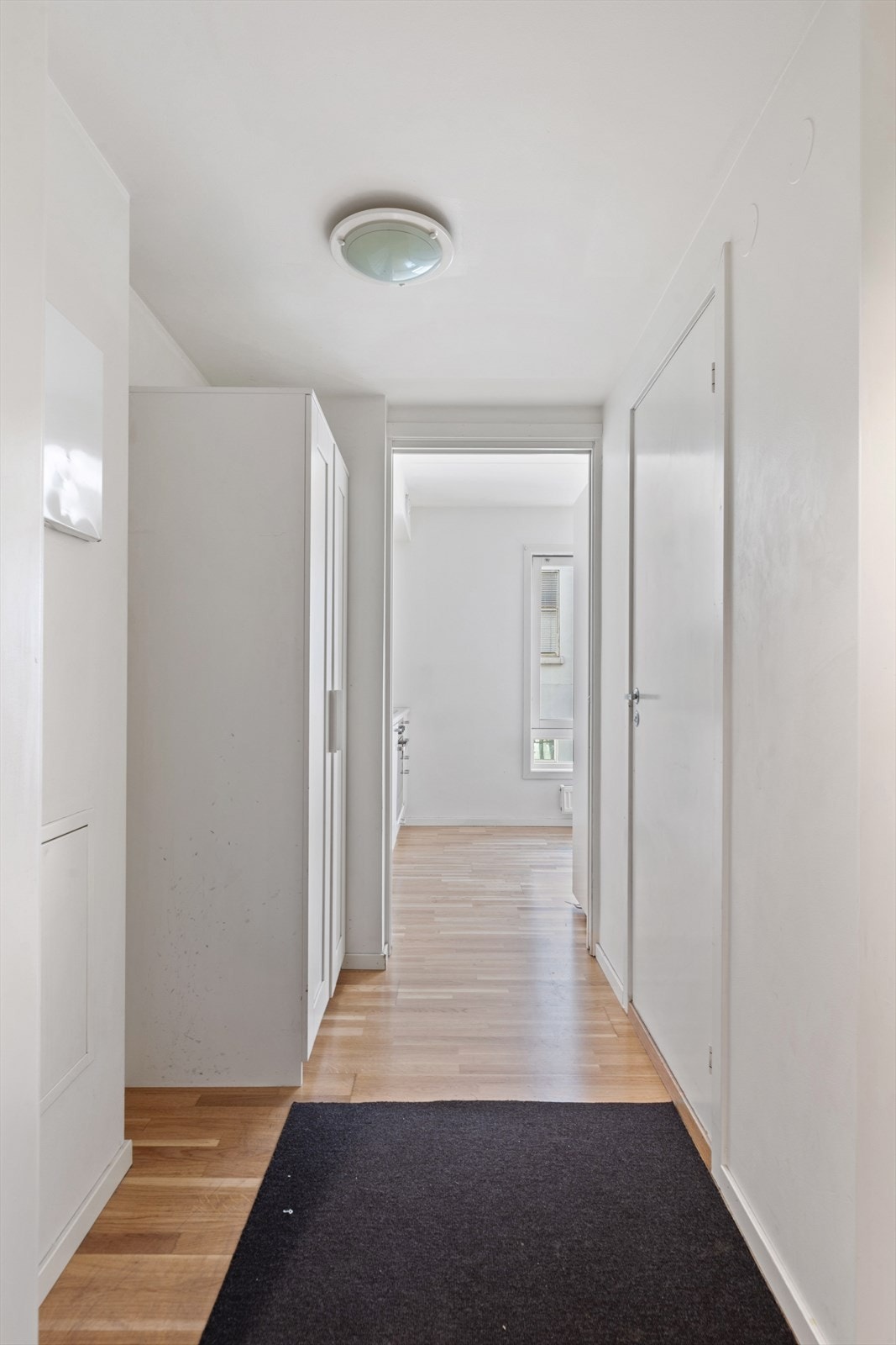 Du ønskes velkommen inn av en lysmalt entré med garderobeskap med gold plass for oppbevaring av yttertøy og diverse. Velkommen inn! Galleribilde