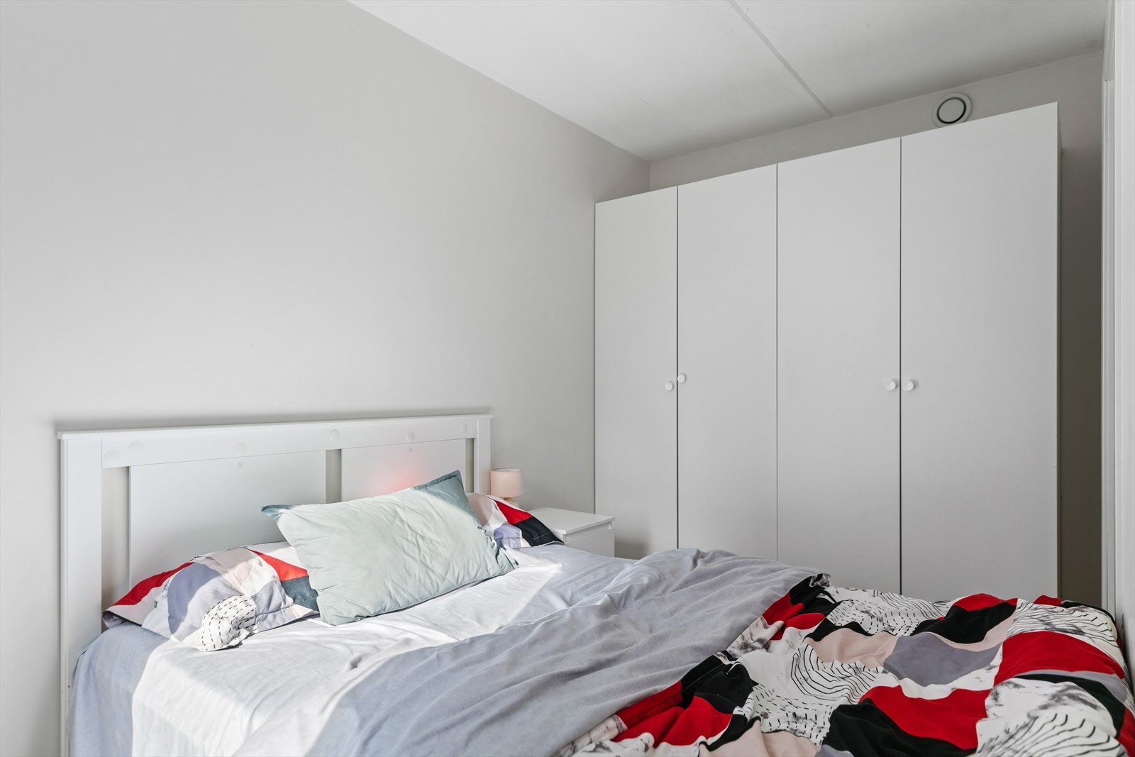 Soverommet er videre innredet med garderobeskap med god plass til oppbevaring av tøy og diverse. Galleribilde