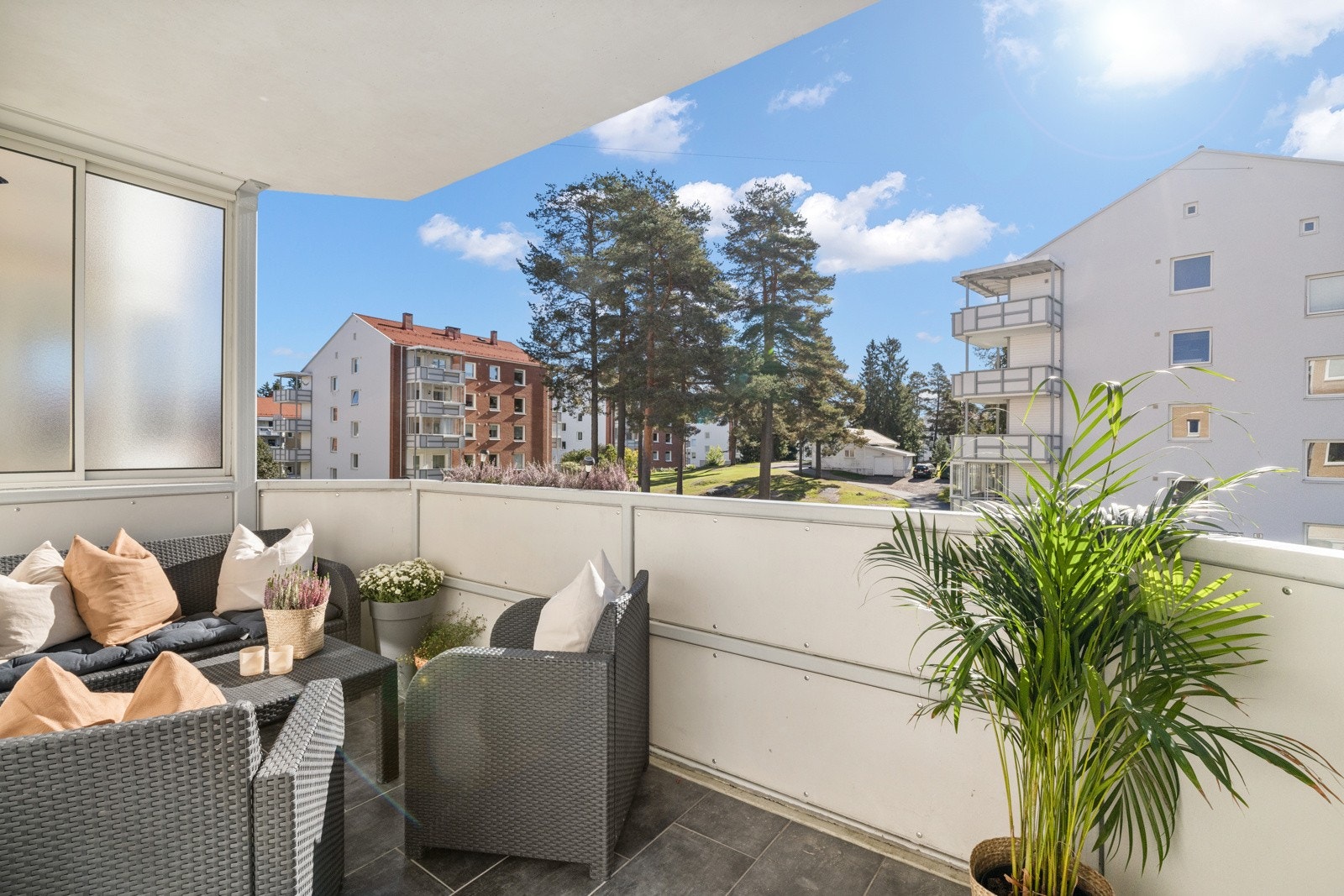 Romslig og sydvendt overbygget balkong på 8 m². Galleribilde