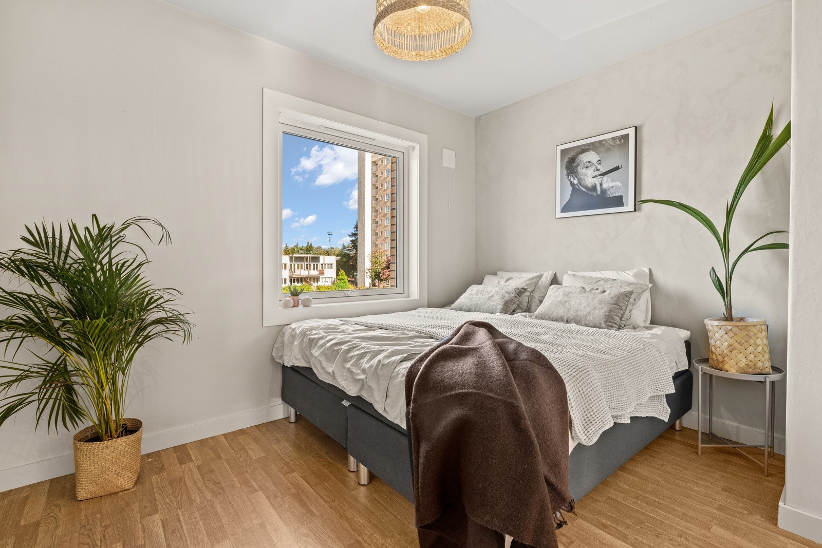 Hovedsoverom med skyvedørsgarderobe og god plass til dobbeltseng. Galleribilde