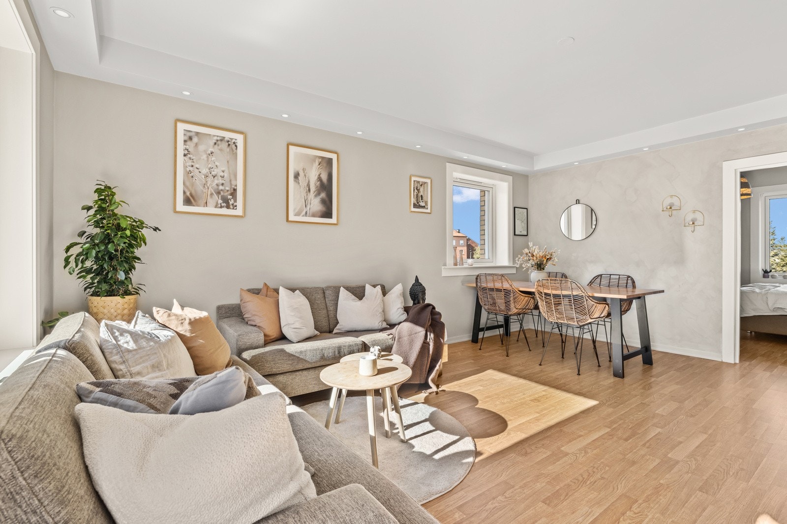 Leiligheten har vindusflater på to vegger som slipper inn godt med naturlig lys. Galleribilde