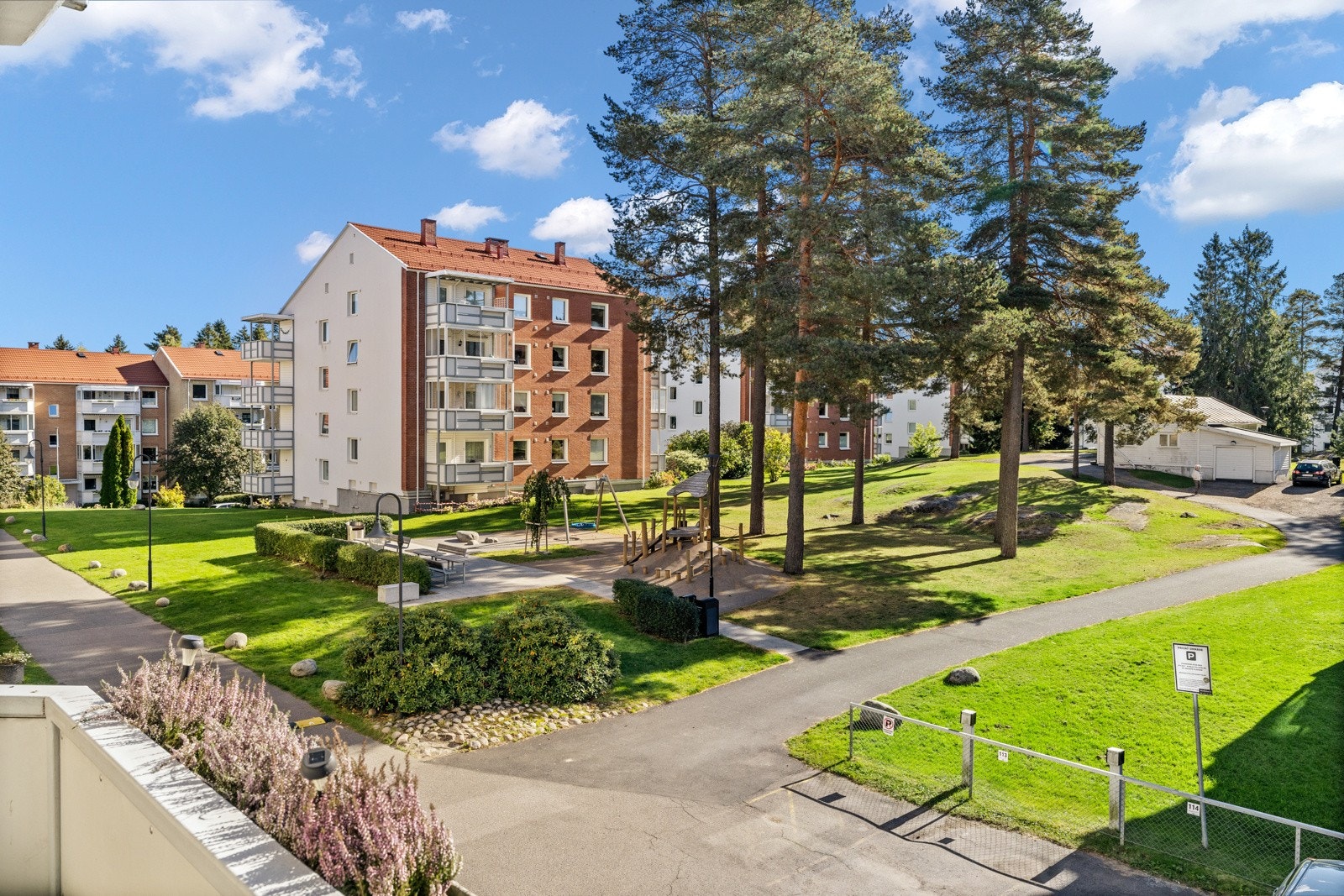 Overbygget balkong med gode solforhold og hyggelig utsyn mot grøntområder. Galleribilde