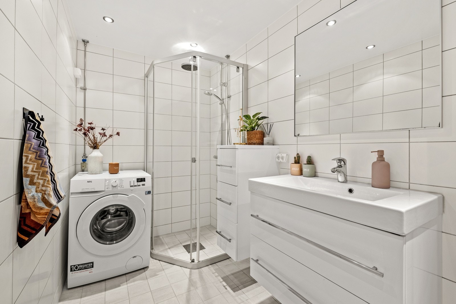 Pent og romslig baderom som er oppusset i regi av borettslaget i 2016. Flisene på badet er italiensk design. Galleribilde