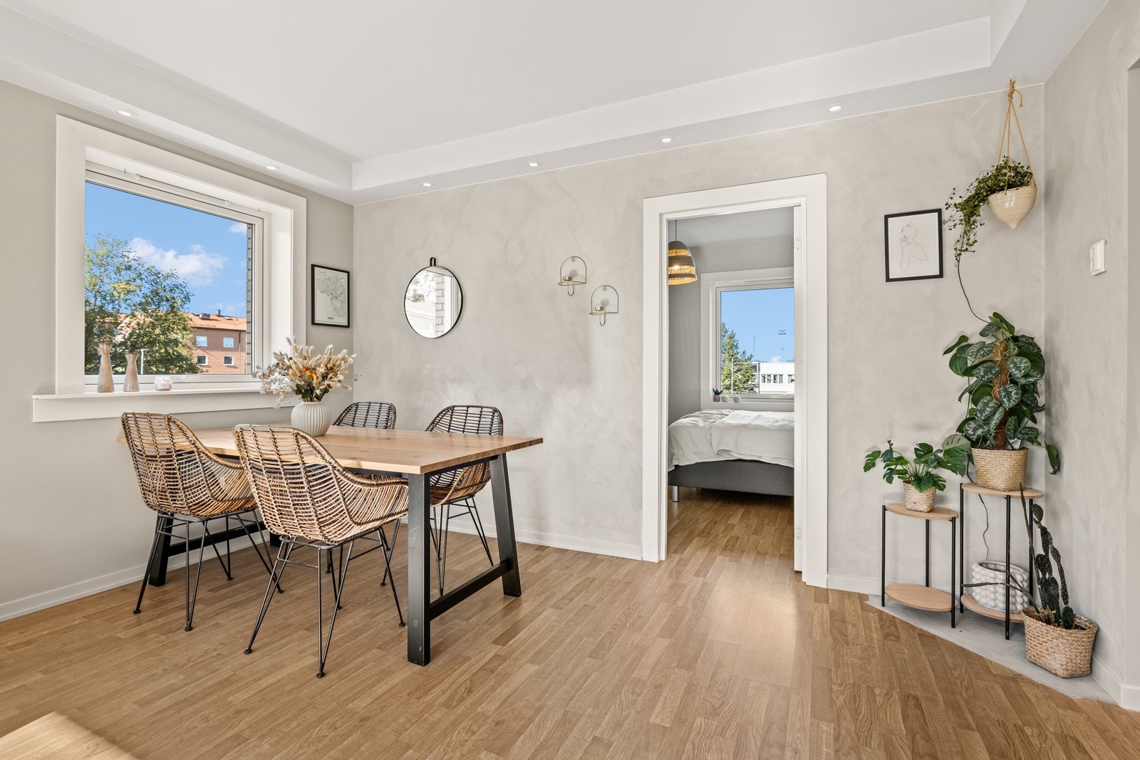 Du får god plass til å innrede med et stort spisebord i stuen. Galleribilde