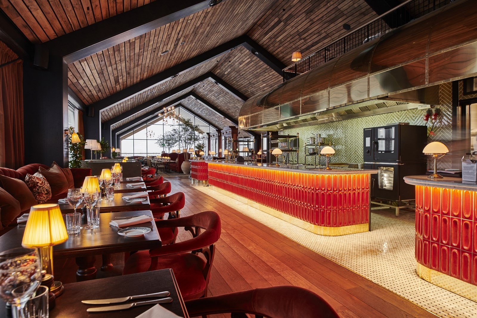 Hotellets fasiliteter med restauranter, skiutleie, bar og poolclub. Foto Andreas Sundgren. Galleribilde