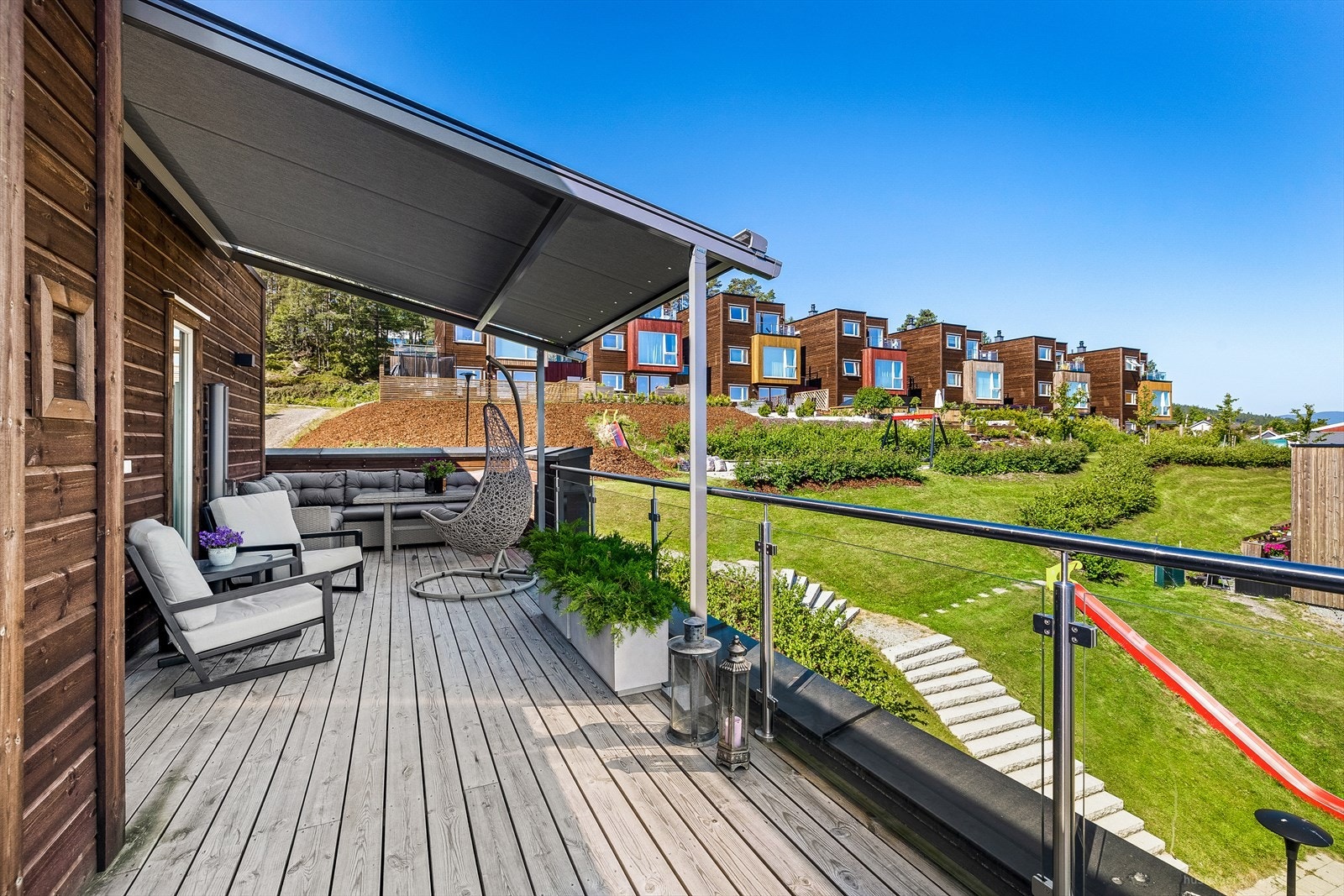 Takterrassen er på hele 27 kvm og er oppgradert med pergola Galleribilde