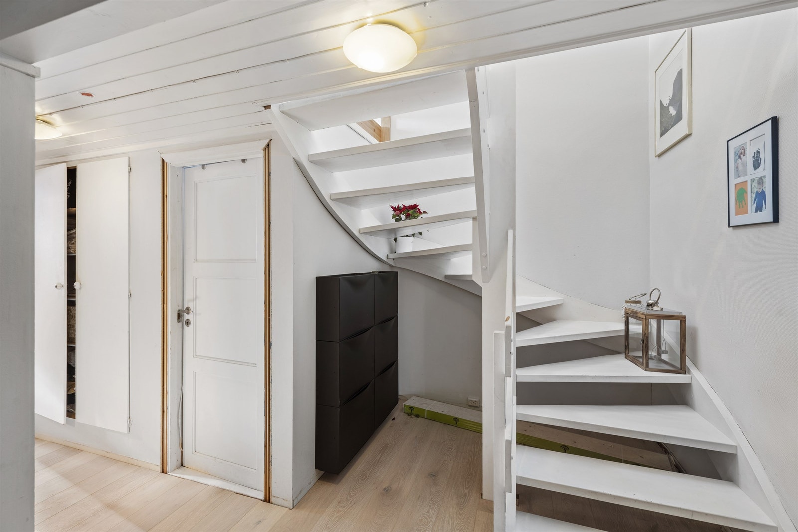 Velkommen inn, dette er delen til venstre i huset. Galleribilde