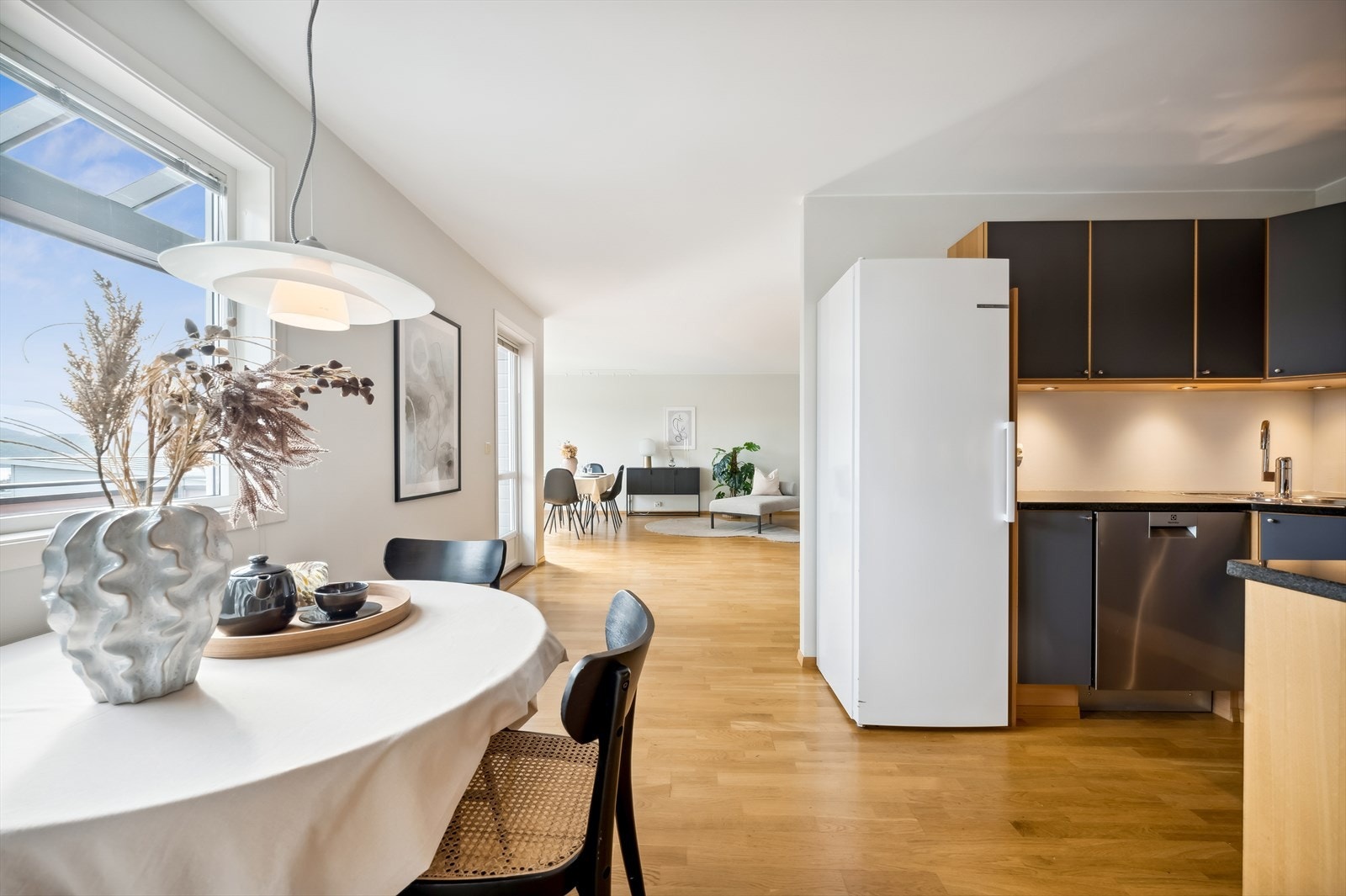 Det er plass til mindre spisebord ved kjøkkenet hvor gode måltider kan nytes. Galleribilde