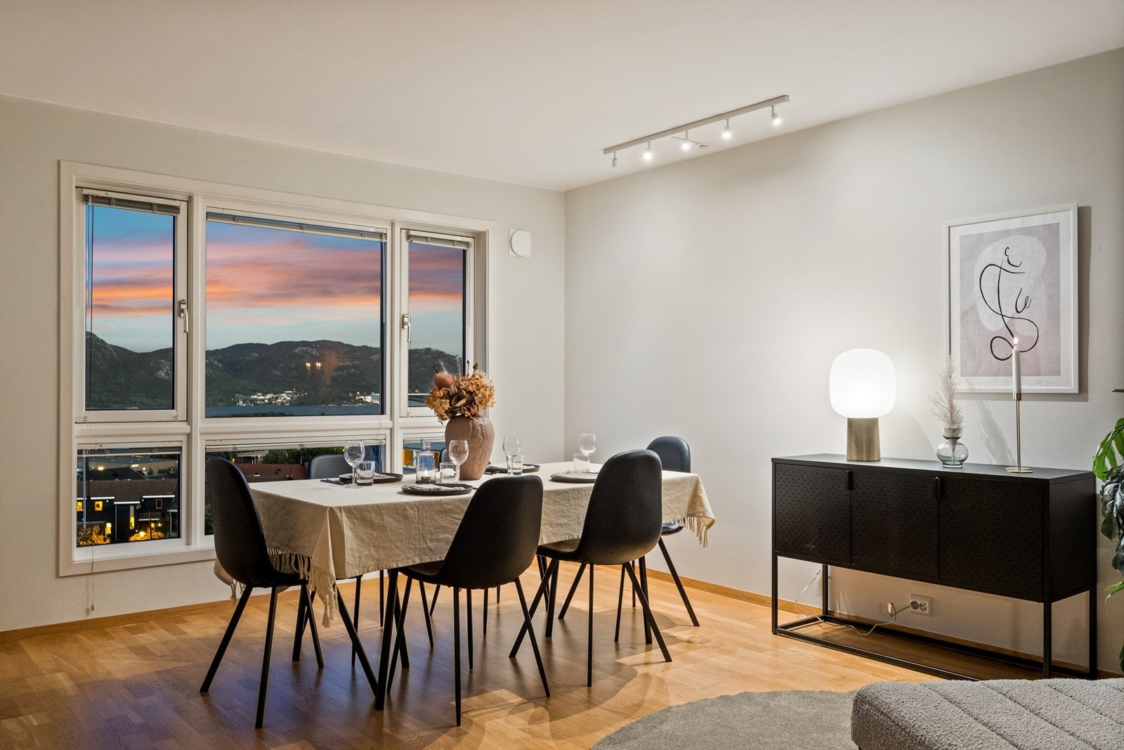 Dette er en innholdsrik og praktisk leilighet beliggende i tredje etasje med flott utsikt. Galleribilde
