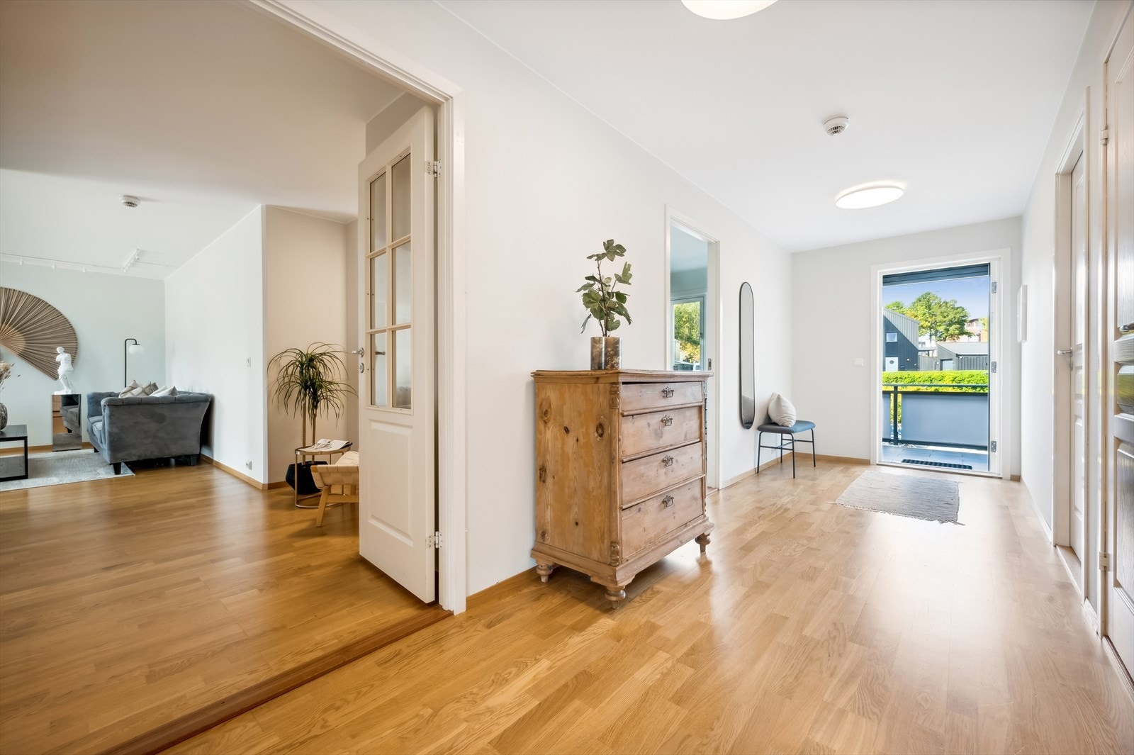 Det er adkomst til leiligheten via heis eller felles trappegang opp til tredje etasje. Velkommen inn - her ønskes du velkommen inn i lys entrè med plass til å henge fra seg ytterklær. Galleribilde