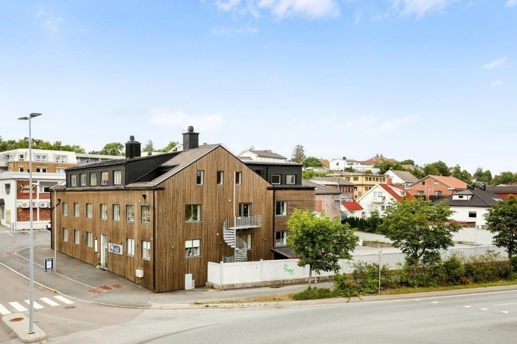 Fasade mot Fremskridtveien og gavl mot Rolvsøyveien Galleribilde