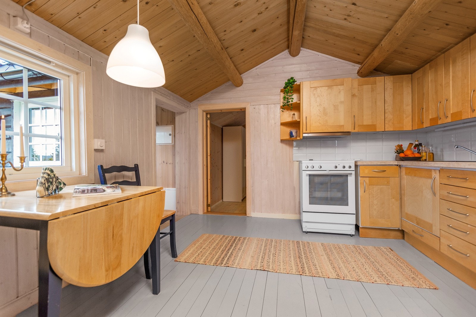 Kjøkkenet er av god størrelse og har malt tregulv. Galleribilde