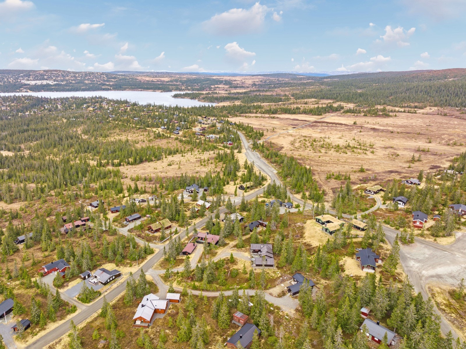 Det er ca 2,5 km til Sjusjøen sentrum, ca. 900 m.o.h. som kan skilte med bla dagligvare som har åpent 363 dager i året, sportsbutikk, kafe, kirke m.m. Galleribilde