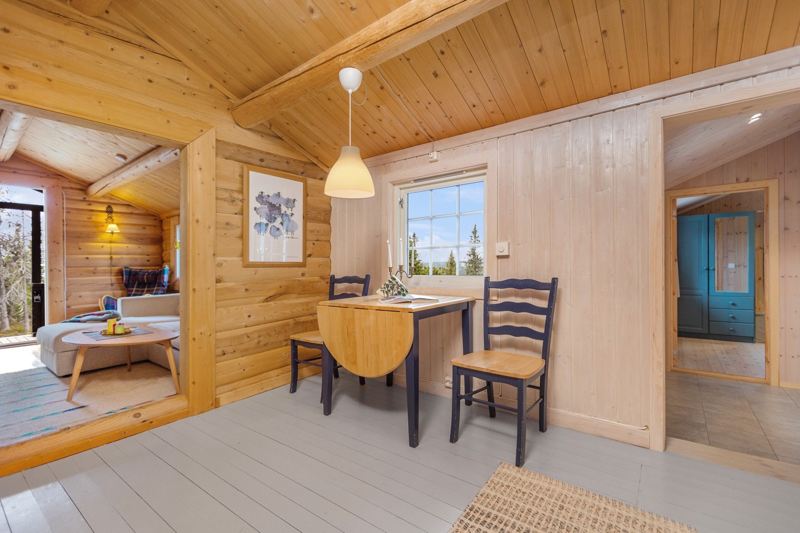 På kjøkkenet er det god plass til spisebord og stoler ved vinduet. Galleribilde