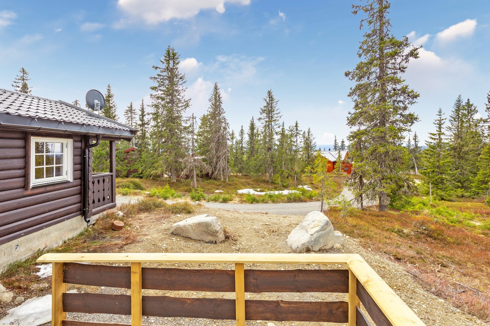 Hytta har en usjenert beliggenhet i et populært område på Sjusjøen. Galleribilde