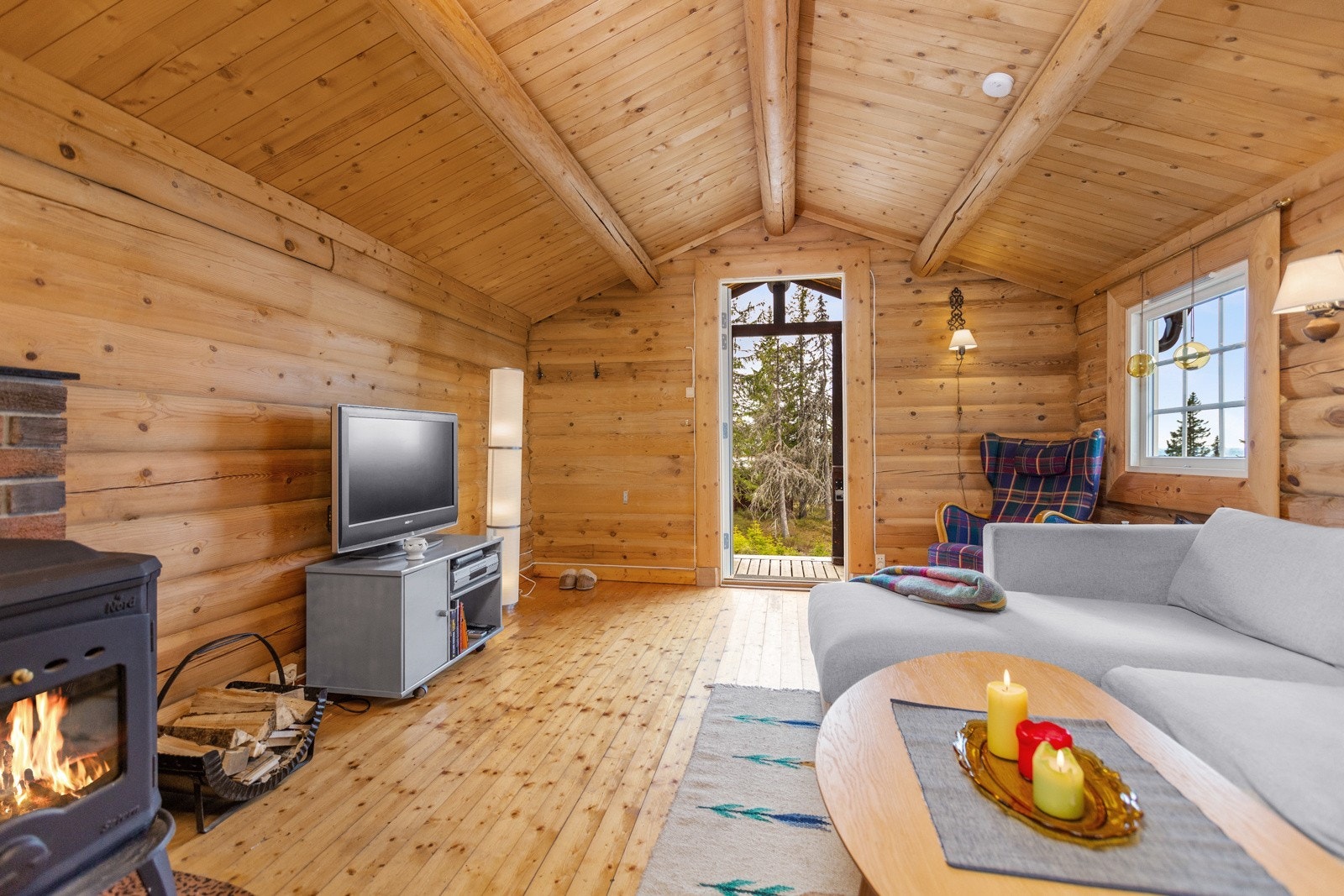 Stua har god plass til sofagruppe og andre møbler. Galleribilde