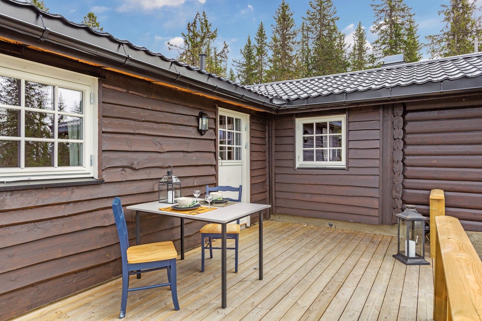 Inngang til hytta fra verandaen. Her er det god plass til utemøbler. Galleribilde