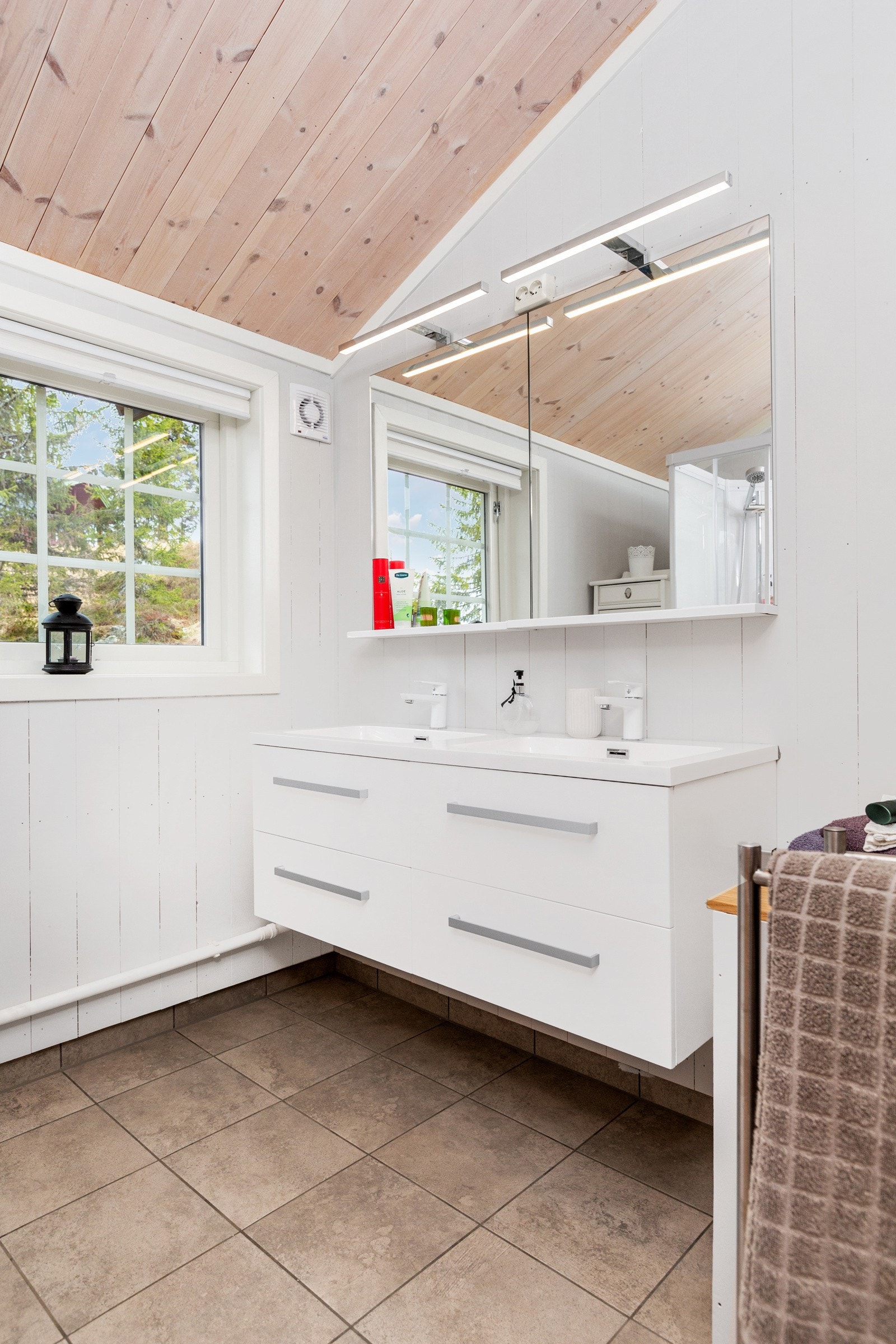 Innredningen har doble servanter og speil med integrert lys over. Galleribilde