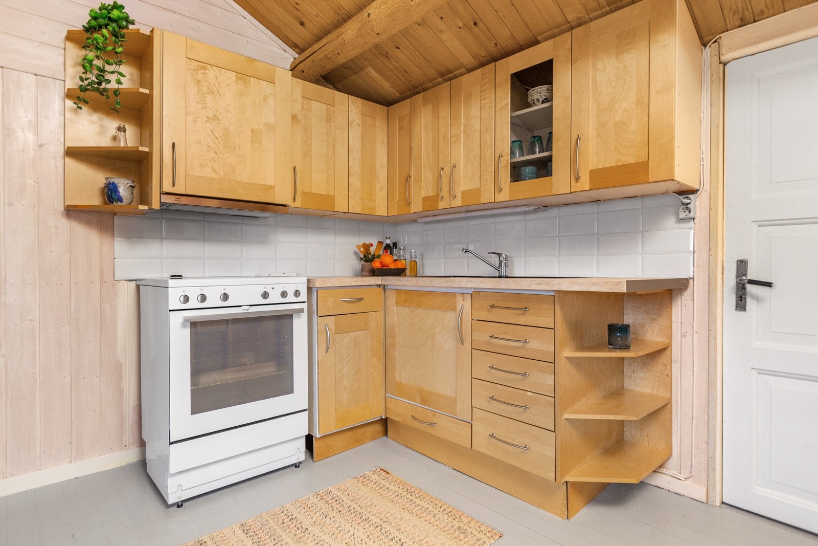 Pen innredning med nyere fronter. Plass til komfyr og kjøleskap. Galleribilde