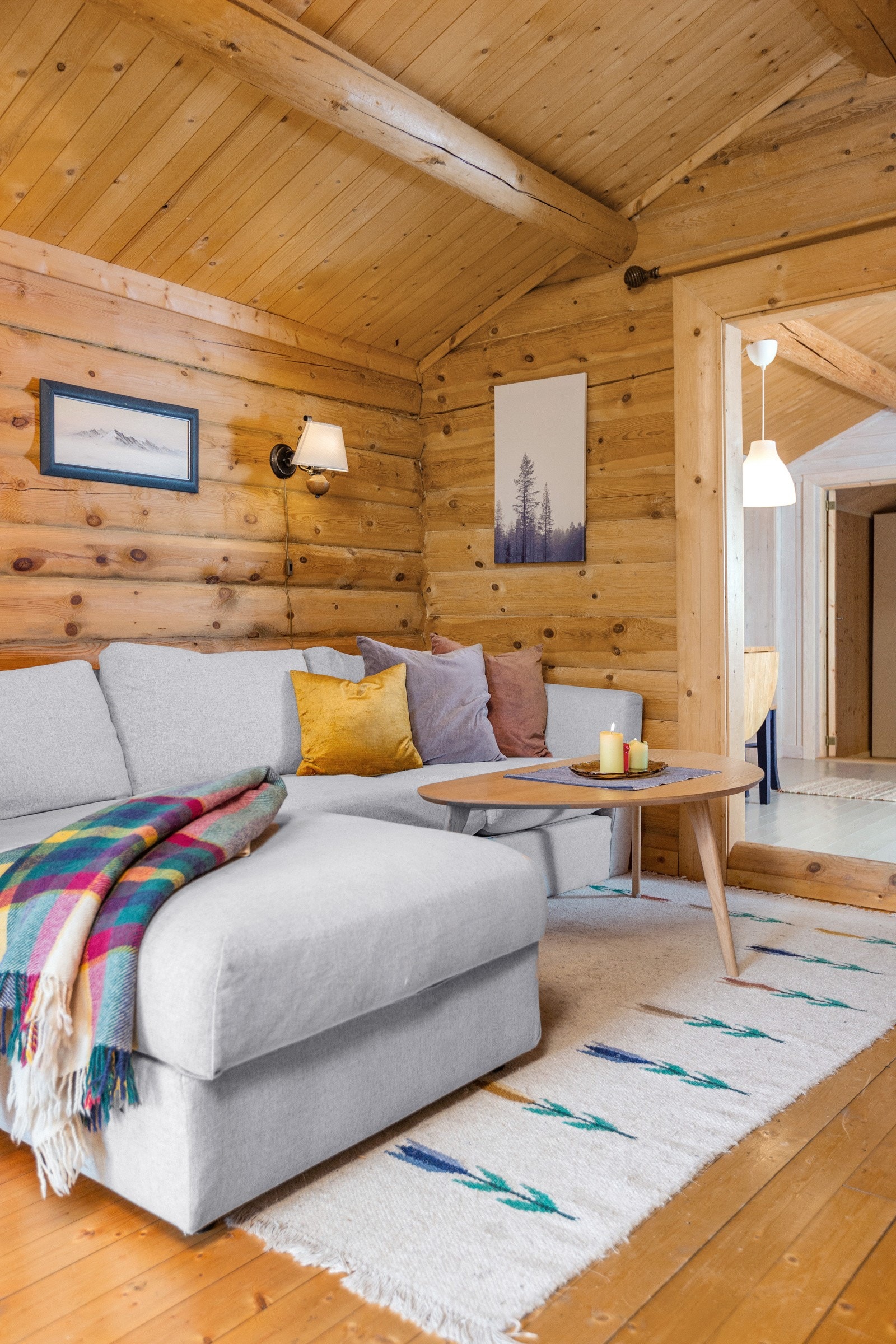 Stue i opprinnelig del av hytta med solide tømmervegger og skråtak. Galleribilde