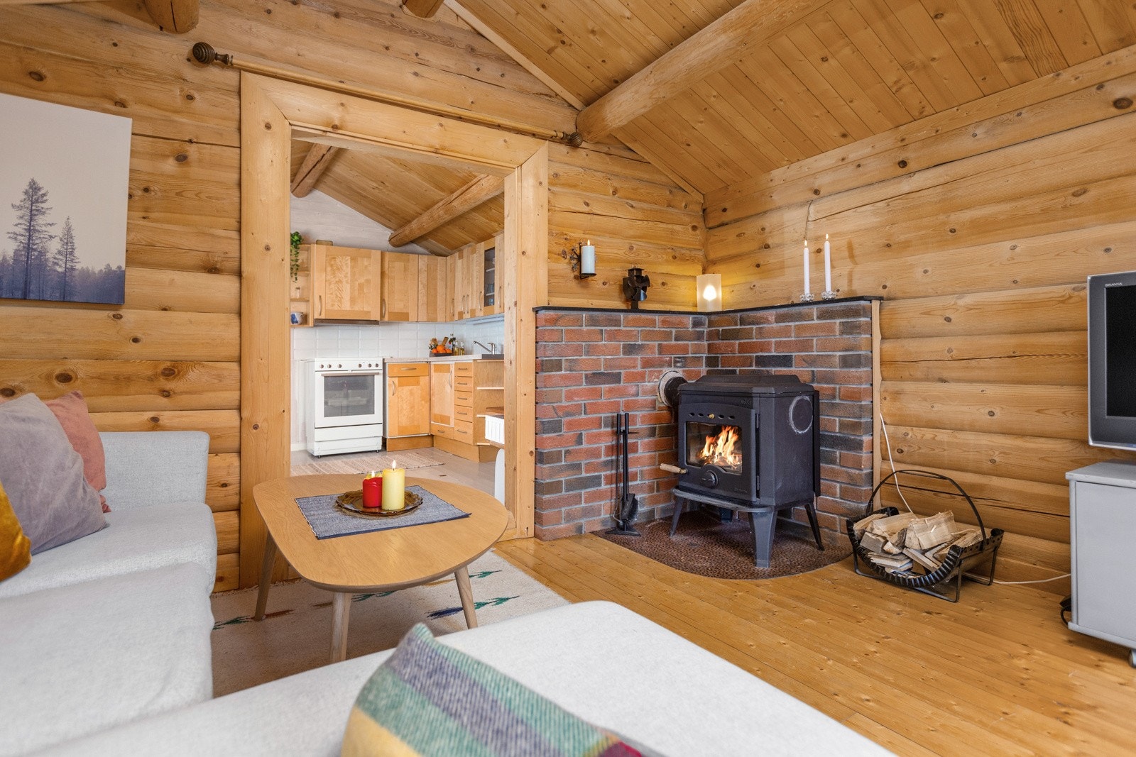 En vedovn varmer opp hytta og skaper den rette hyttestemningen. Galleribilde
