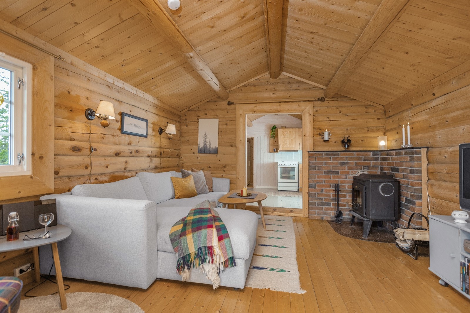 Hytta er godt ivaretatt av selgere og påbygd med 2 soverom, bad og gang i 2020 Galleribilde
