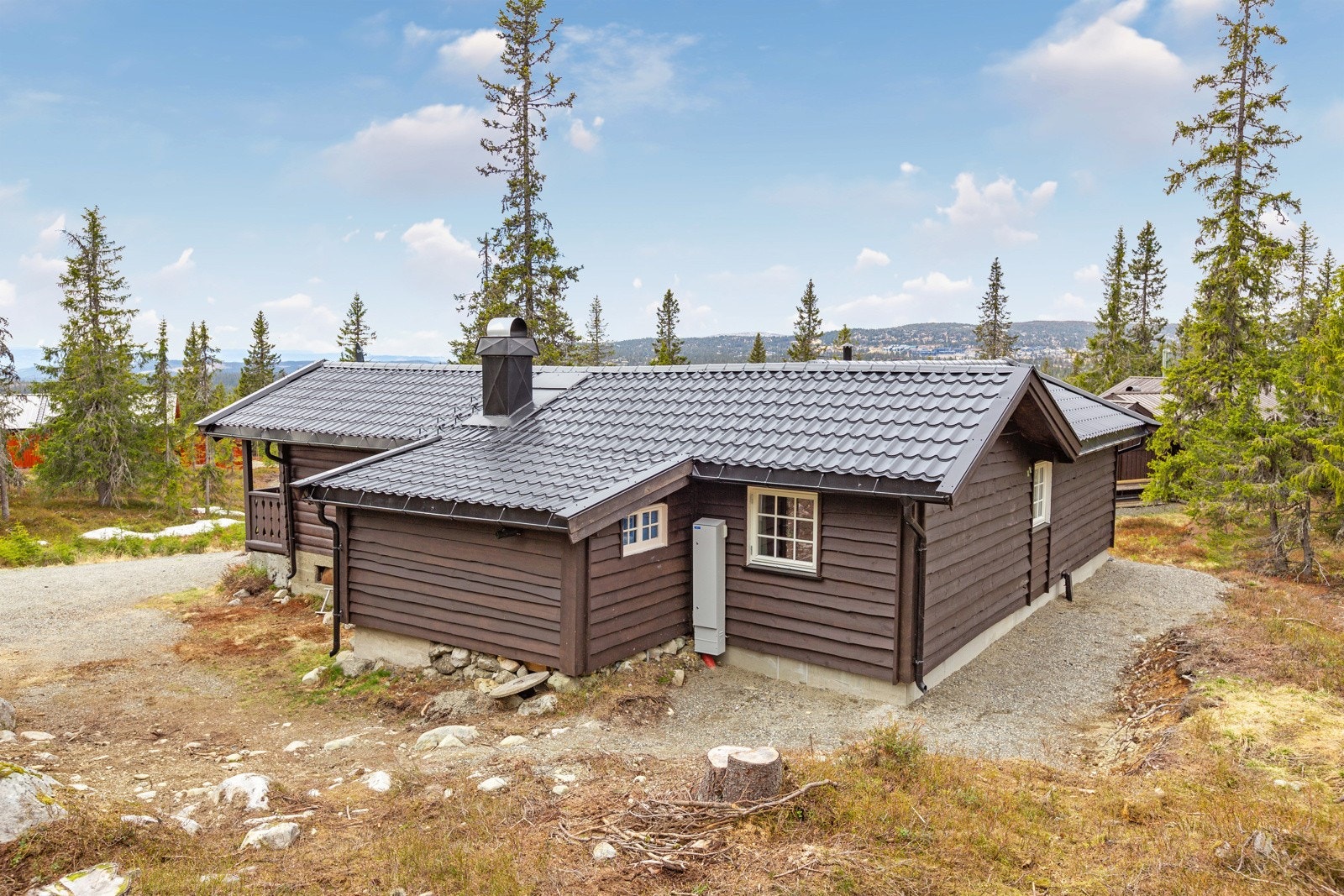 Hytte over ett plan oppført i 1983. Tilbygd del fra 2020. Galleribilde