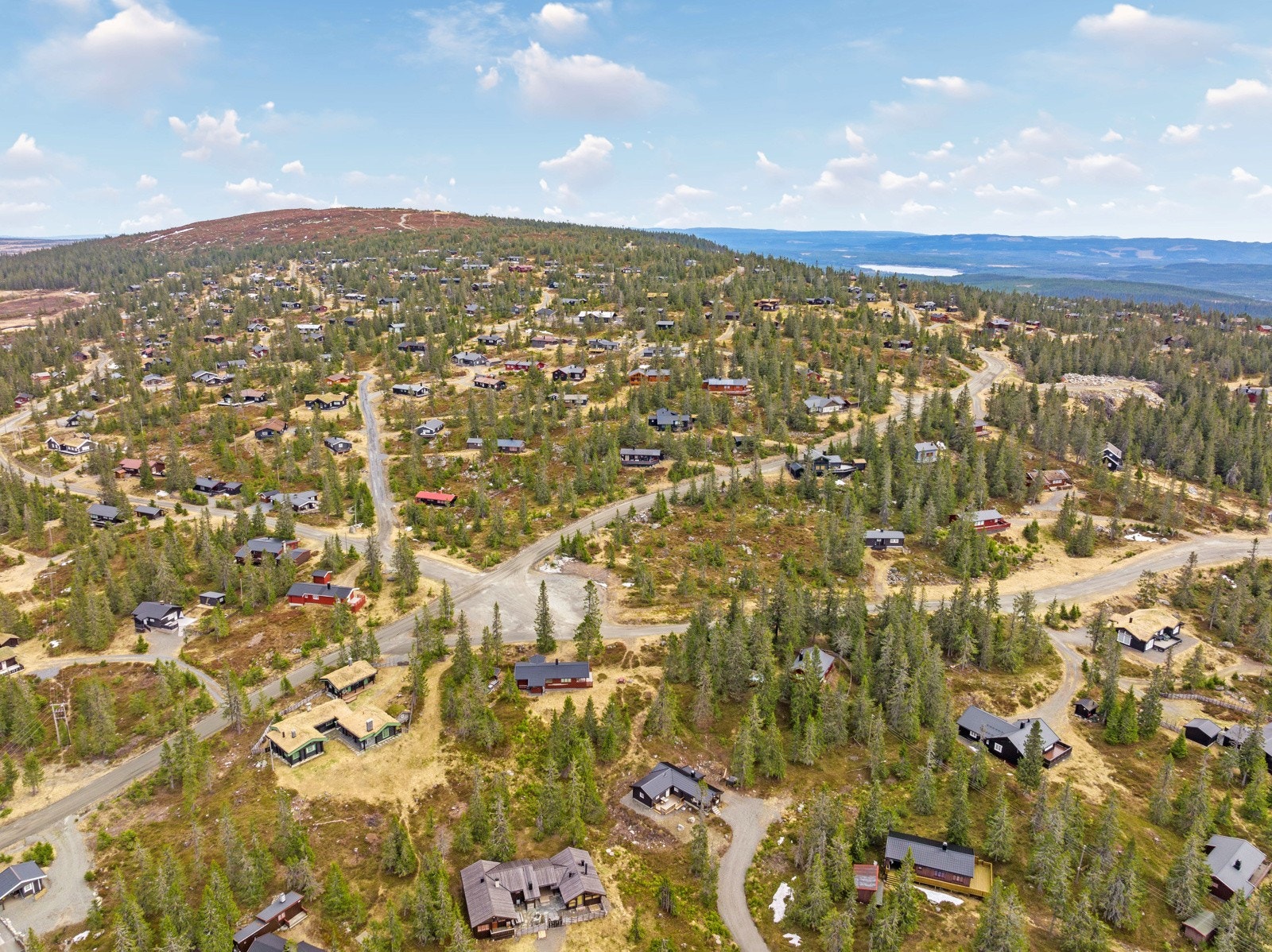 Natrudstilen alpinanlegg med skisenter/alpinbakke som passer hele familien samt rulleskianlegg på sommerstid, ligger i kort kjøreavstand fra hytta. Galleribilde