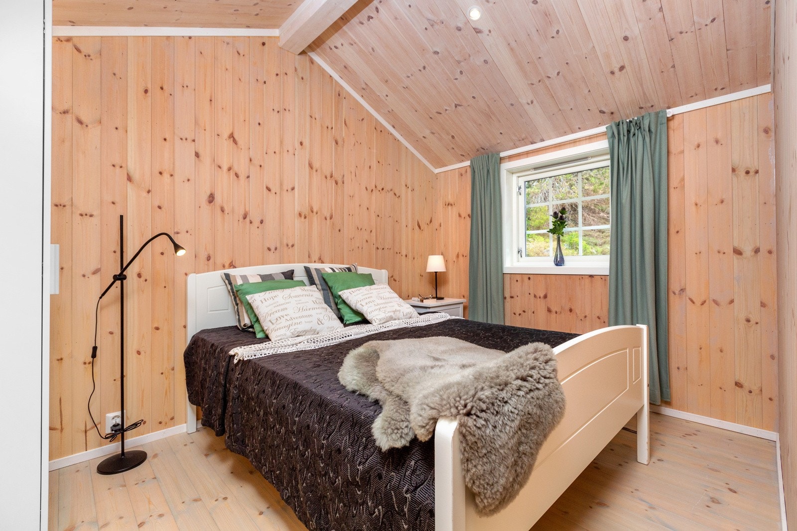 Det er garderobeskap på begge soverommene. Galleribilde