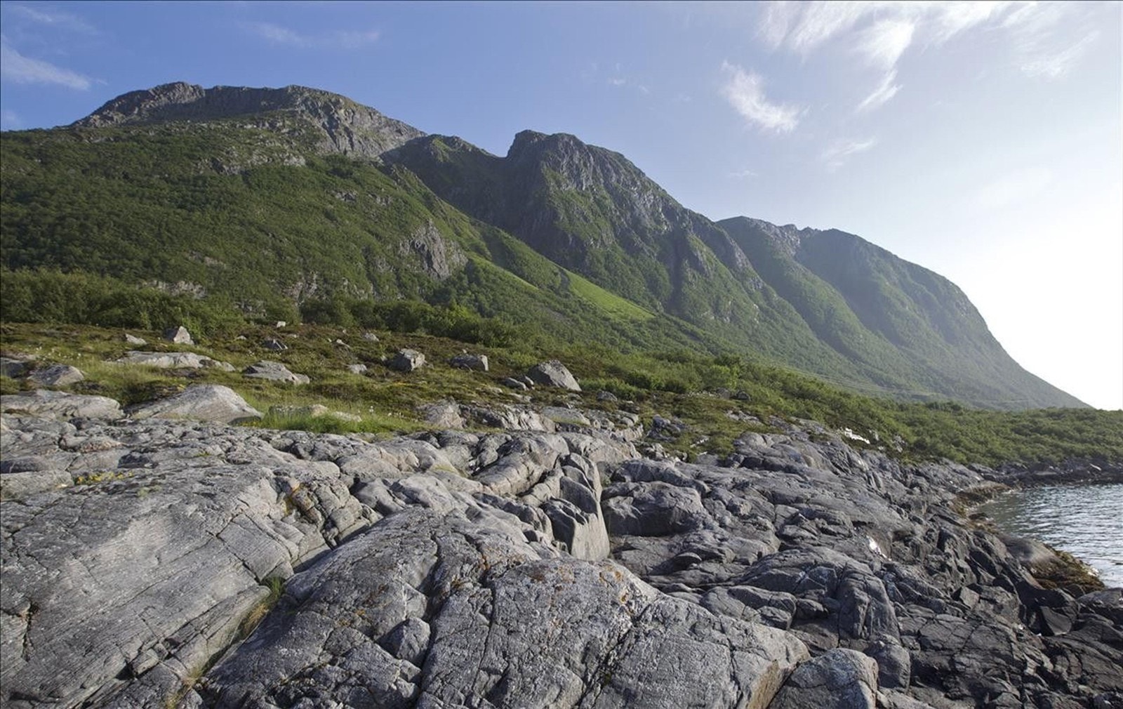 Det er kort vei til spektakulære fjellturer. Midsundtrappene opp Rørsethornet er en av mange Galleribilde