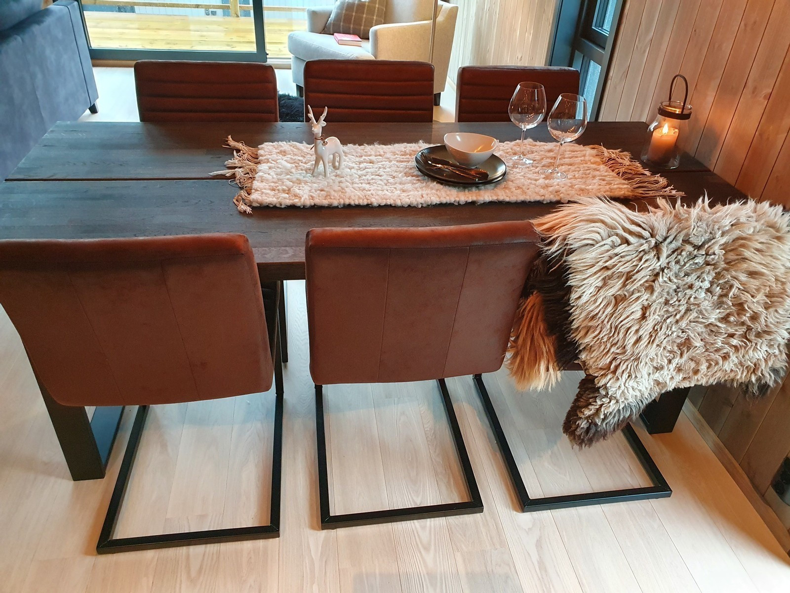 Romslig kjøkkenbord med plass til mange venner/familie