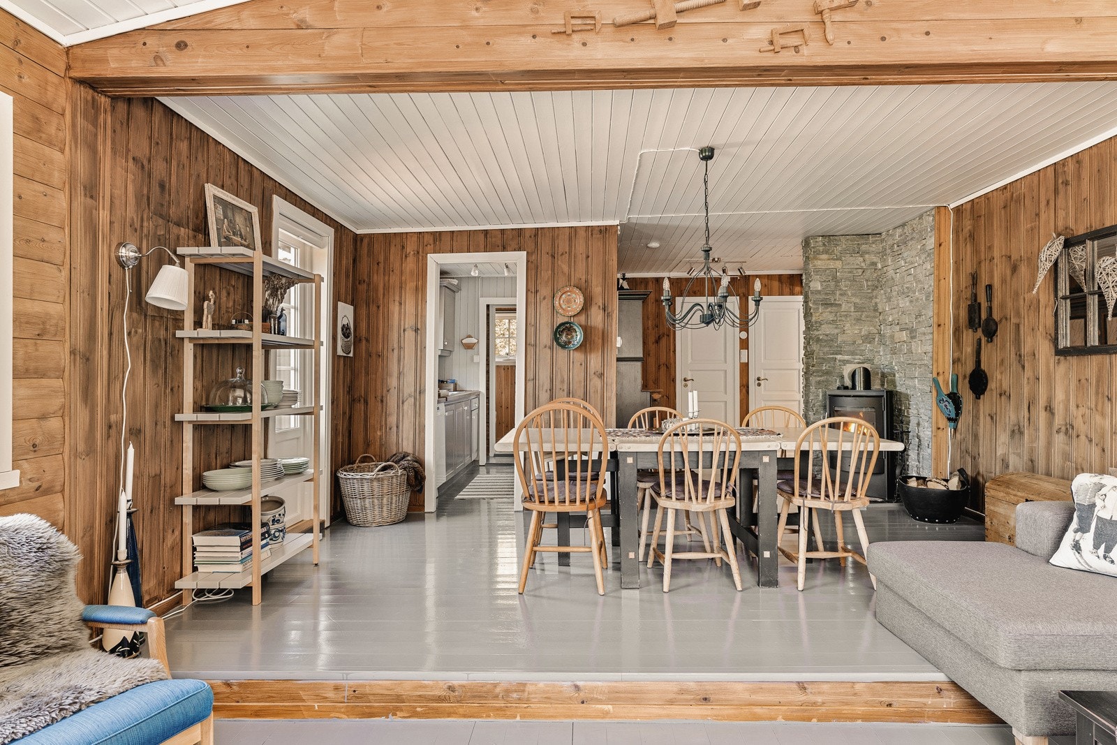 Like til venstre for spisegruppen er hyttens kjøkken Galleribilde