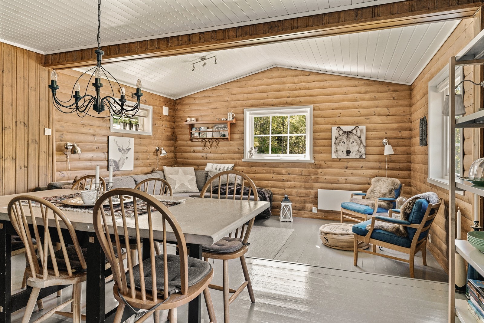 Spisestue og stue er dermed delt inn i to naturlige seksjoner Galleribilde