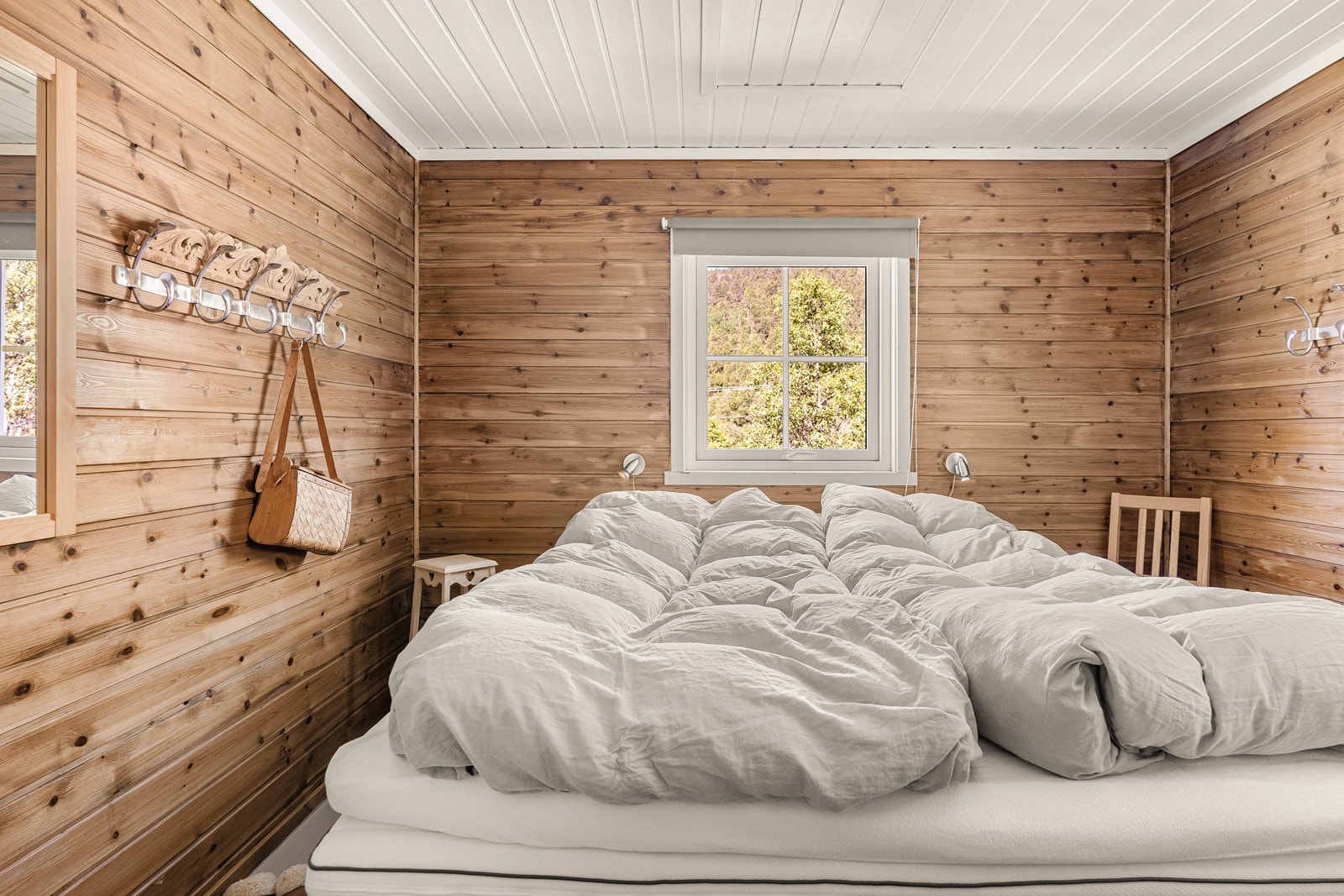 Med gjennomgang fra kjøkkenet finner vi hovedsoverom og soverom nr 3 Galleribilde