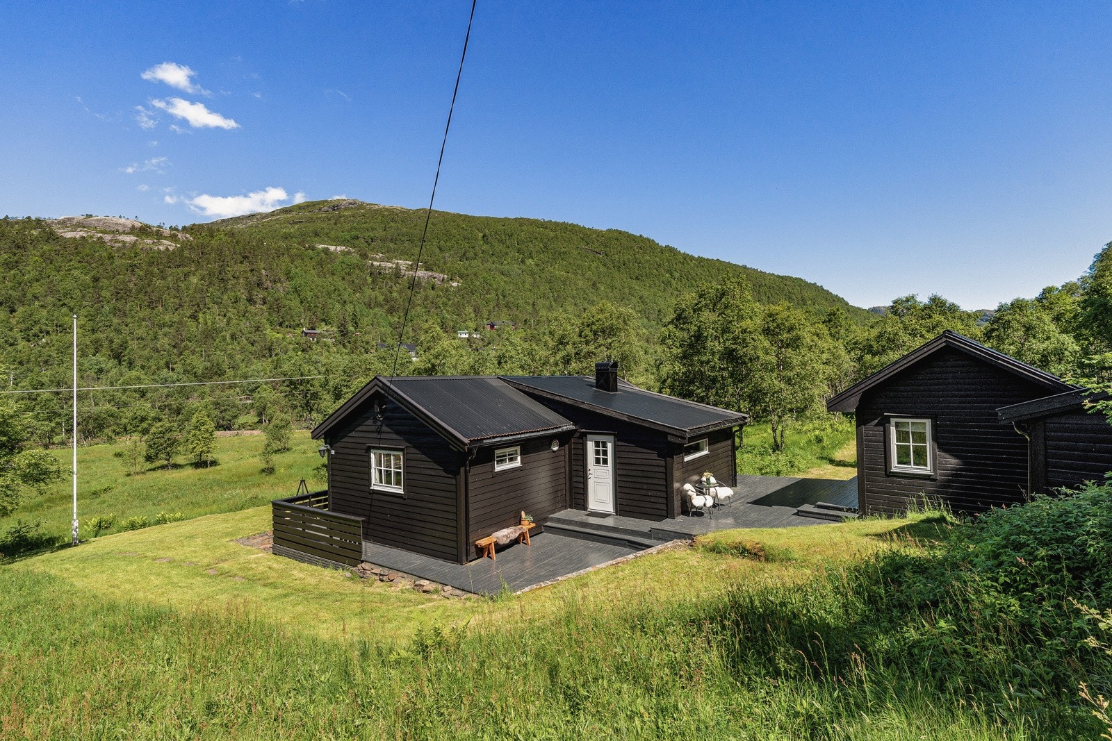En herlig hytte med en super beliggenhet på flat og skjermet tomt Galleribilde
