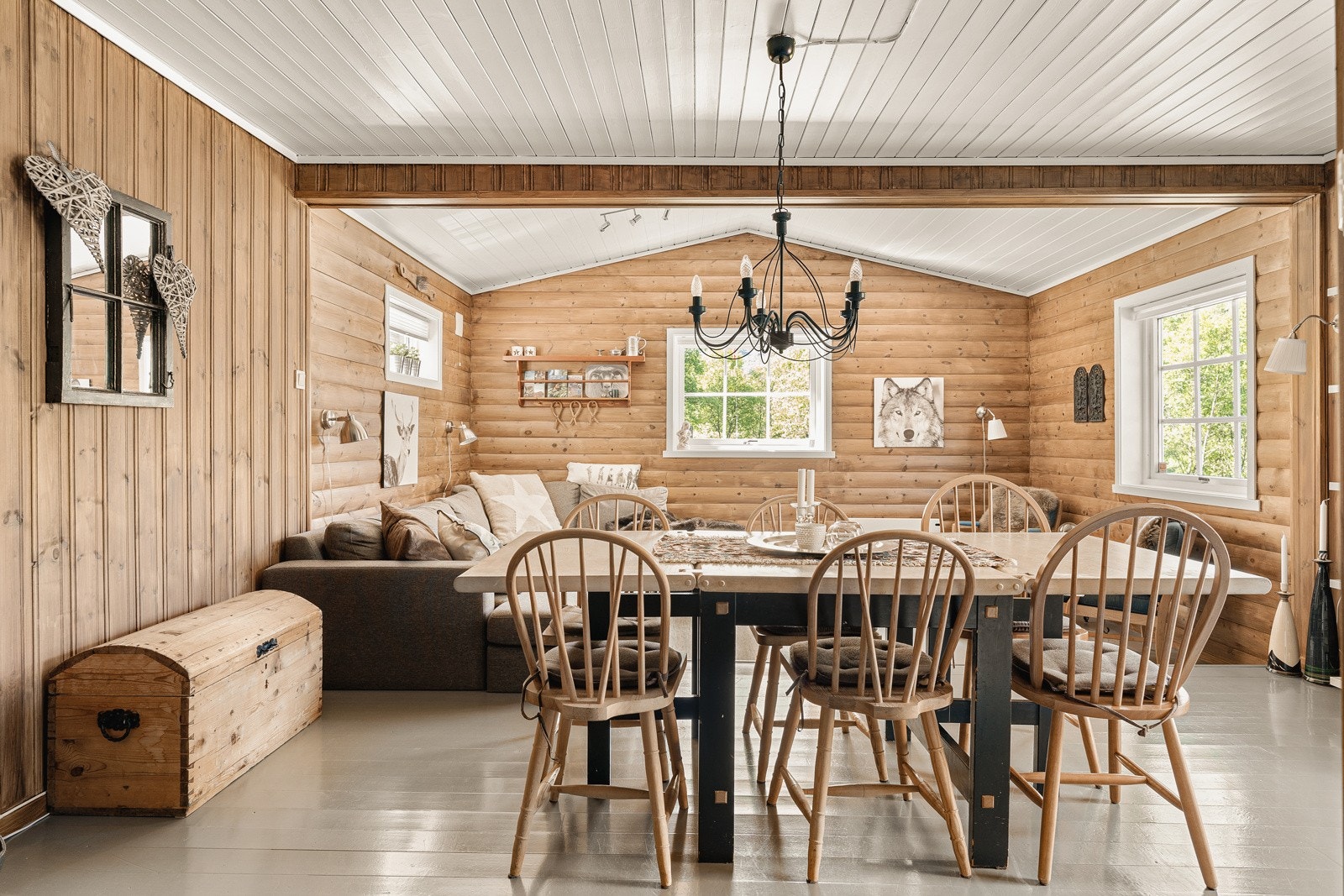 En lys og luftig stue som i sin tid er bygget på Galleribilde