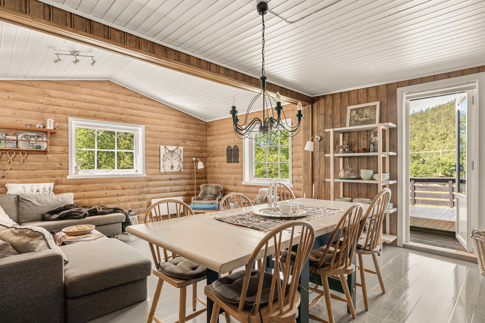 Fra stuen er det selvsagt utgang til terrassen Galleribilde