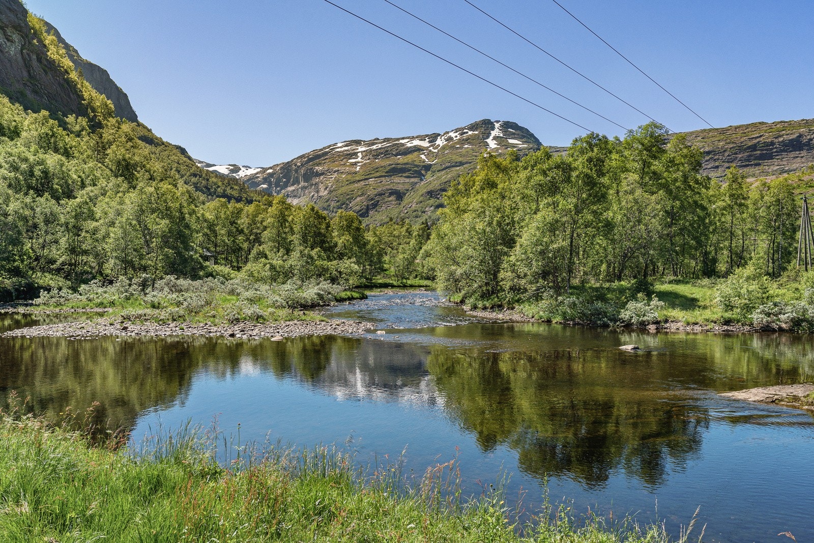 Kort vei til elven for fiske og bading Galleribilde