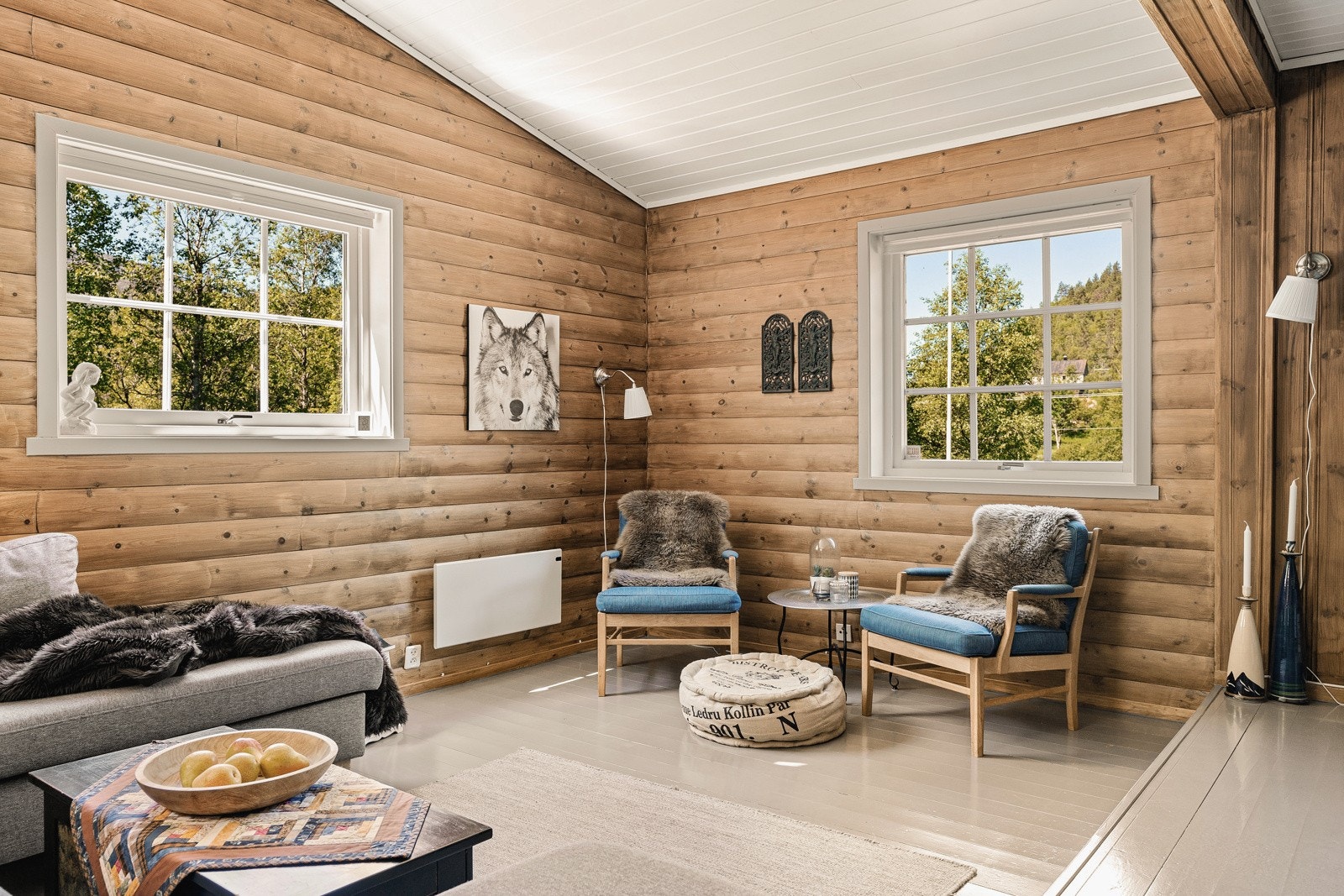 Med god planløsing er det rikelig med sitteplasser i stuen Galleribilde