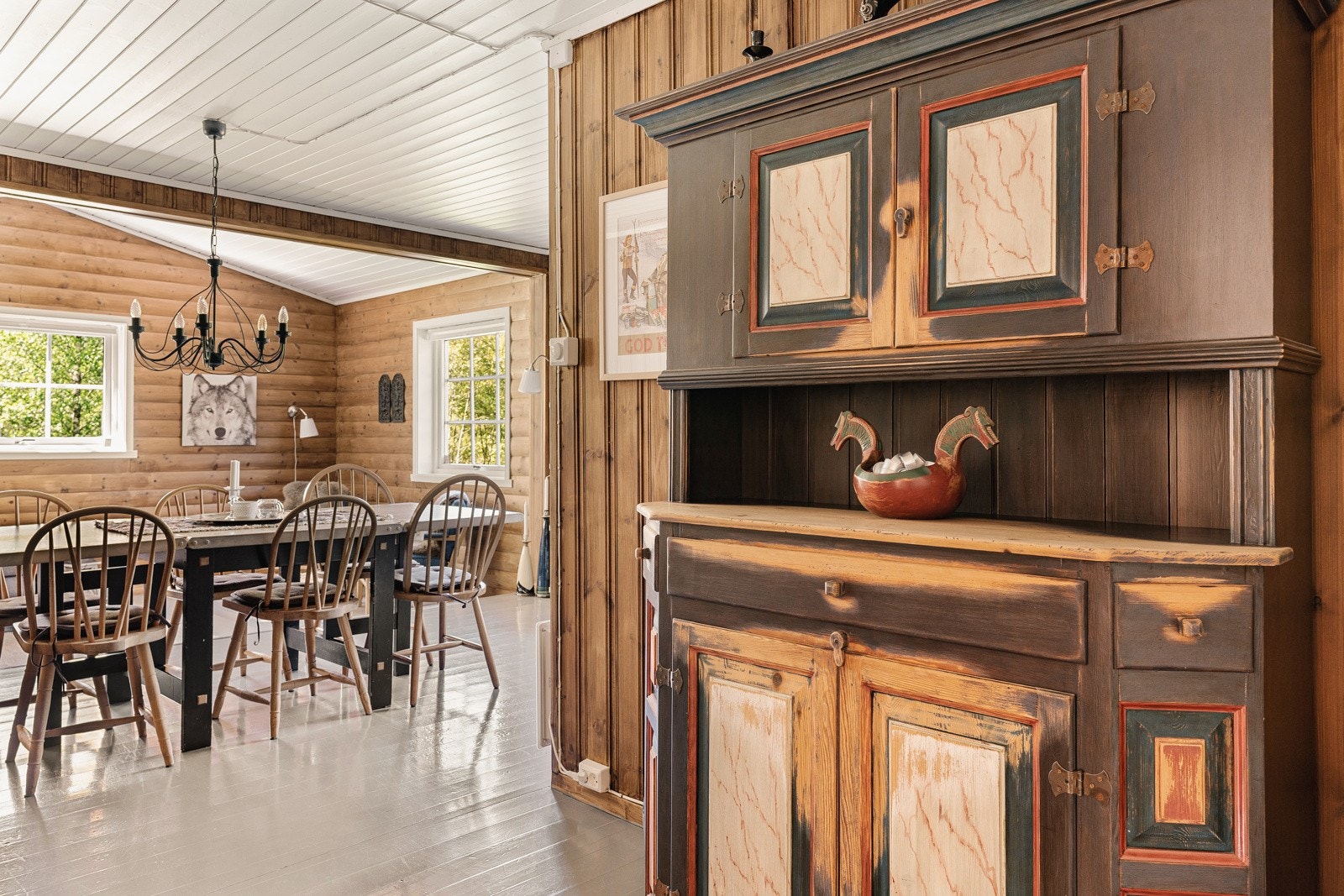 Fra entré kommer vi rett inn i hyttens spisestue Galleribilde