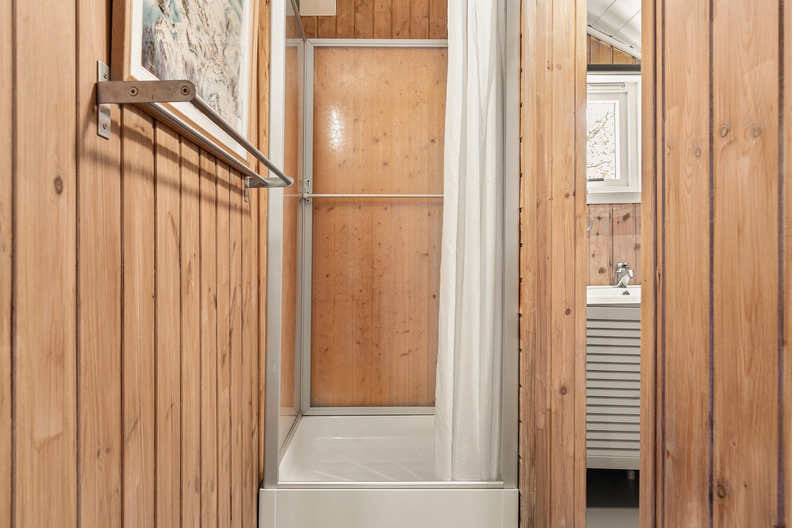 Baderommet er delt i to, hvor dusjen er det første vi møter Galleribilde