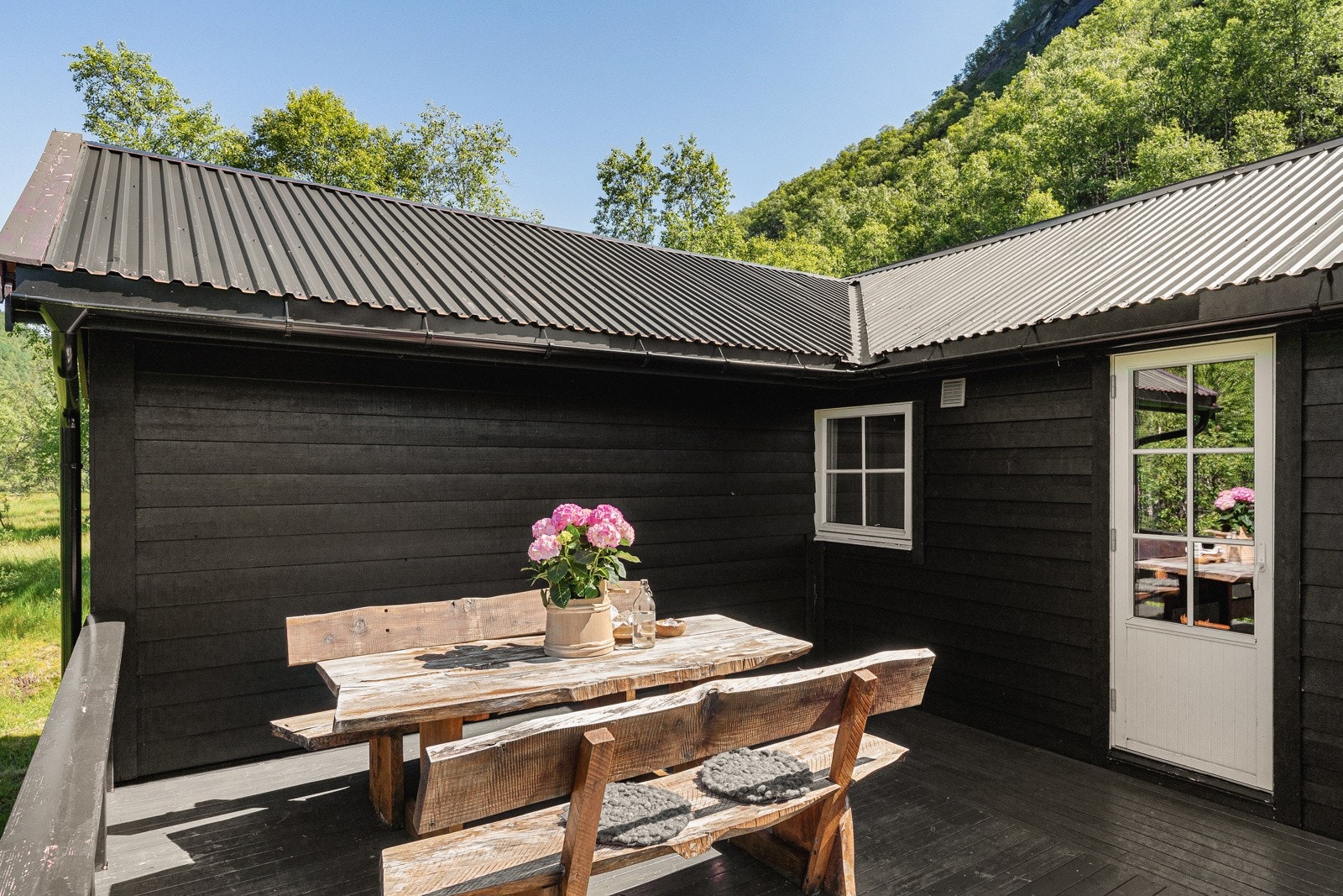 Nyt et godt måltid på hyttens romslige terrasse Galleribilde