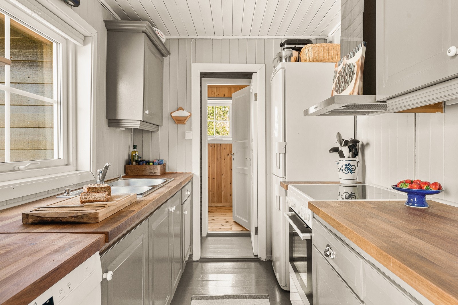 På kjøkkenet er det ny benkeplate og ventilator Galleribilde