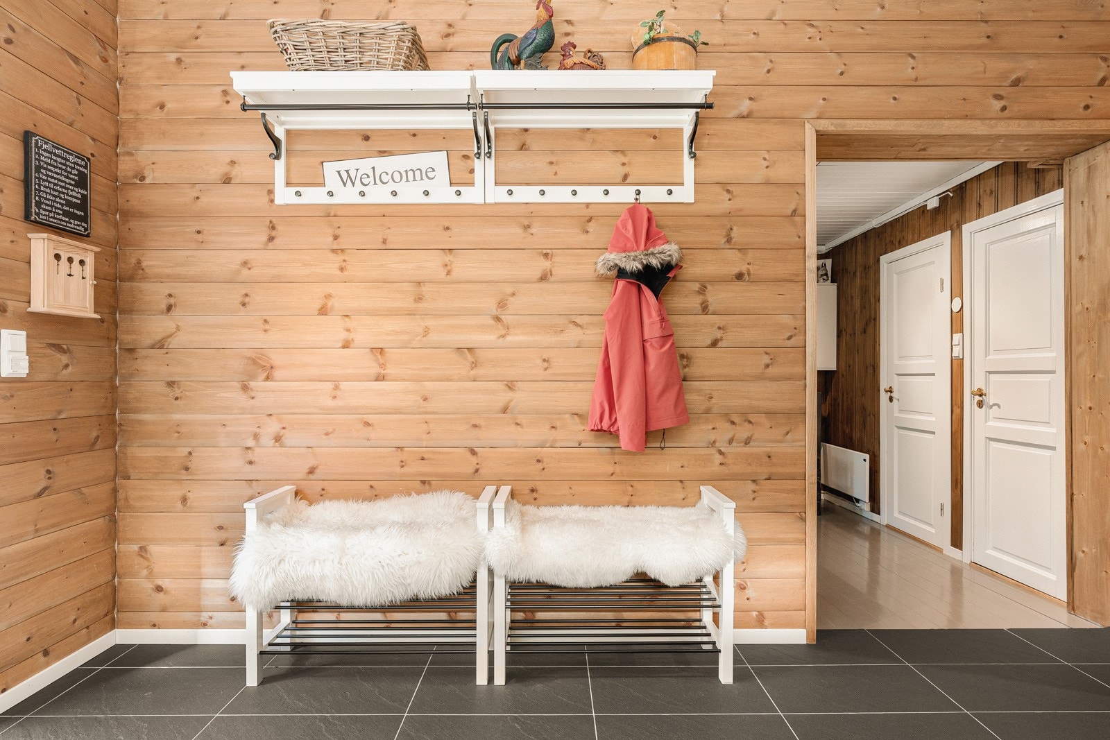 Nyere entré med god plass til plasserin og oppheng av yttertøy Galleribilde